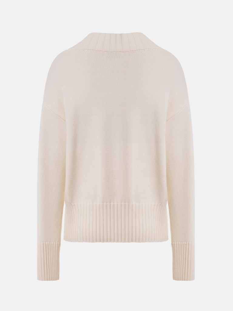 Loose jumper with V-neckline