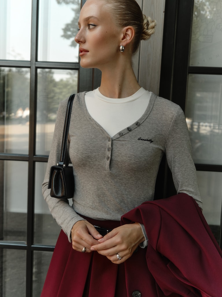 Knitted longsleeve with buttons and embroidery