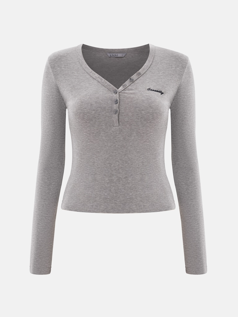 Knitted longsleeve with buttons and embroidery