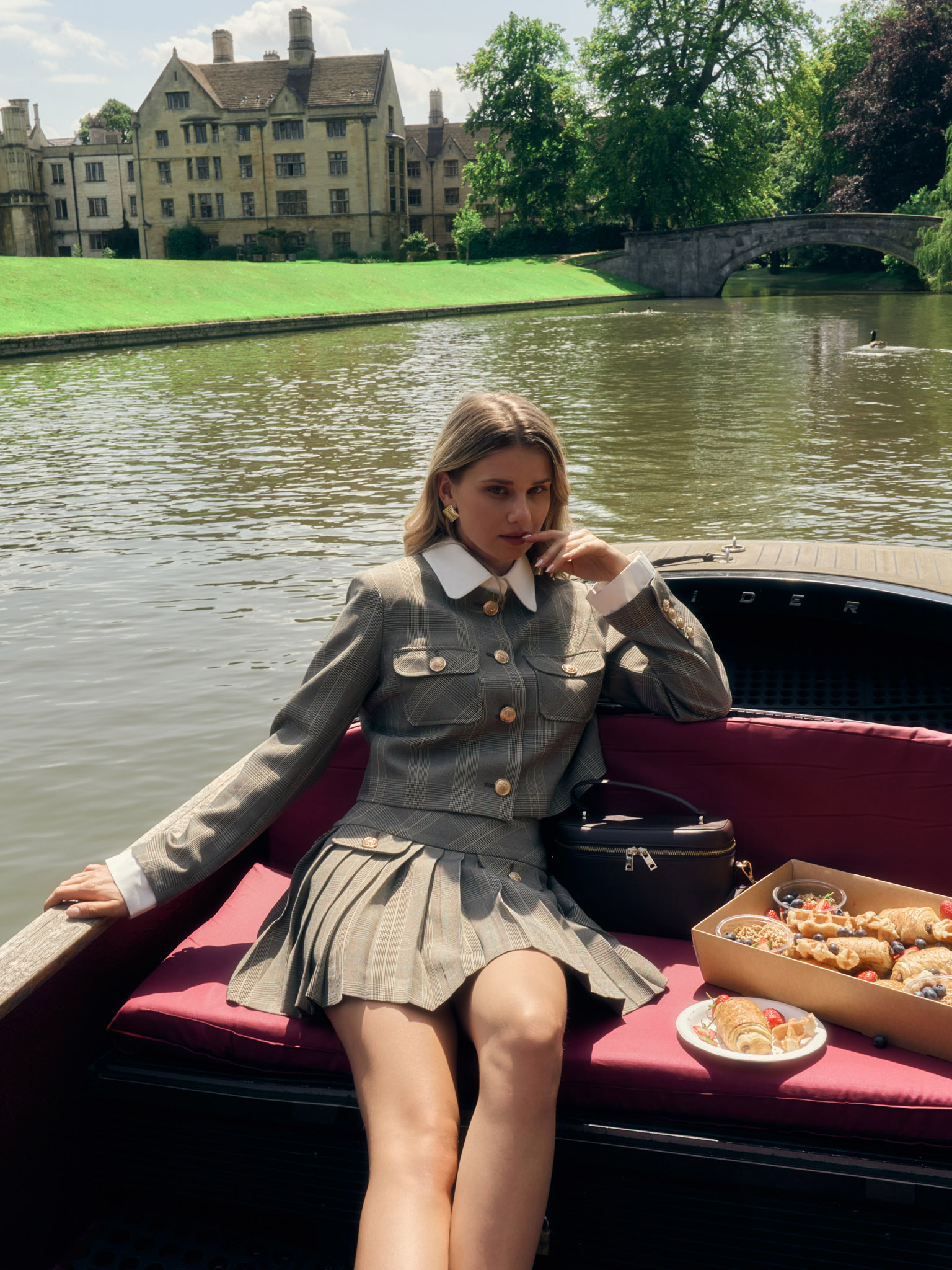 Karierter Minirock mit großen Knöpfen an den Taschen