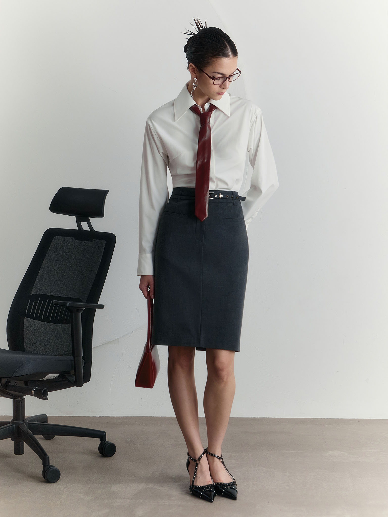 Knee-length mini skirt with imitation side pockets and a belt