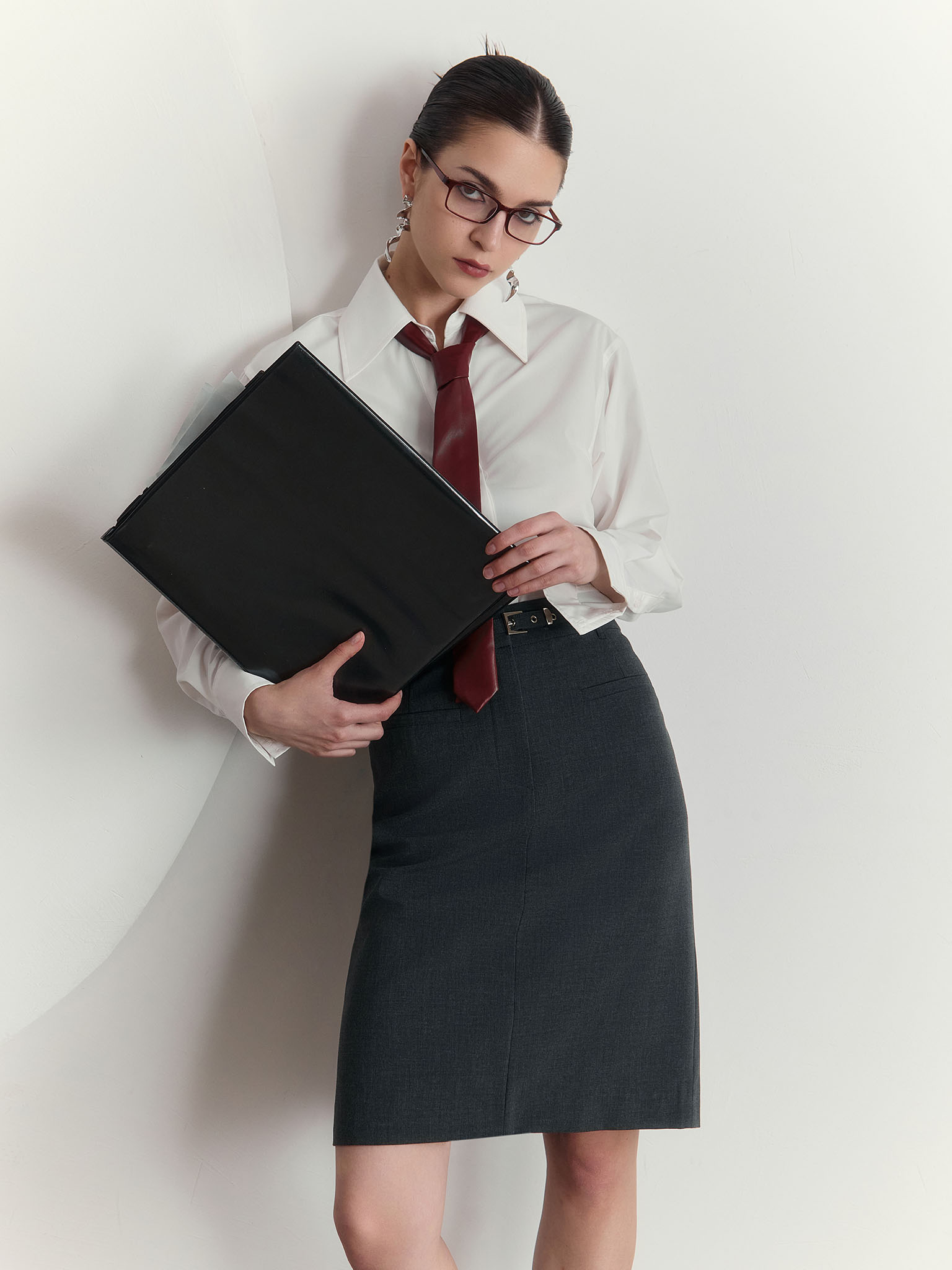 Knee-length mini skirt with imitation side pockets and a belt