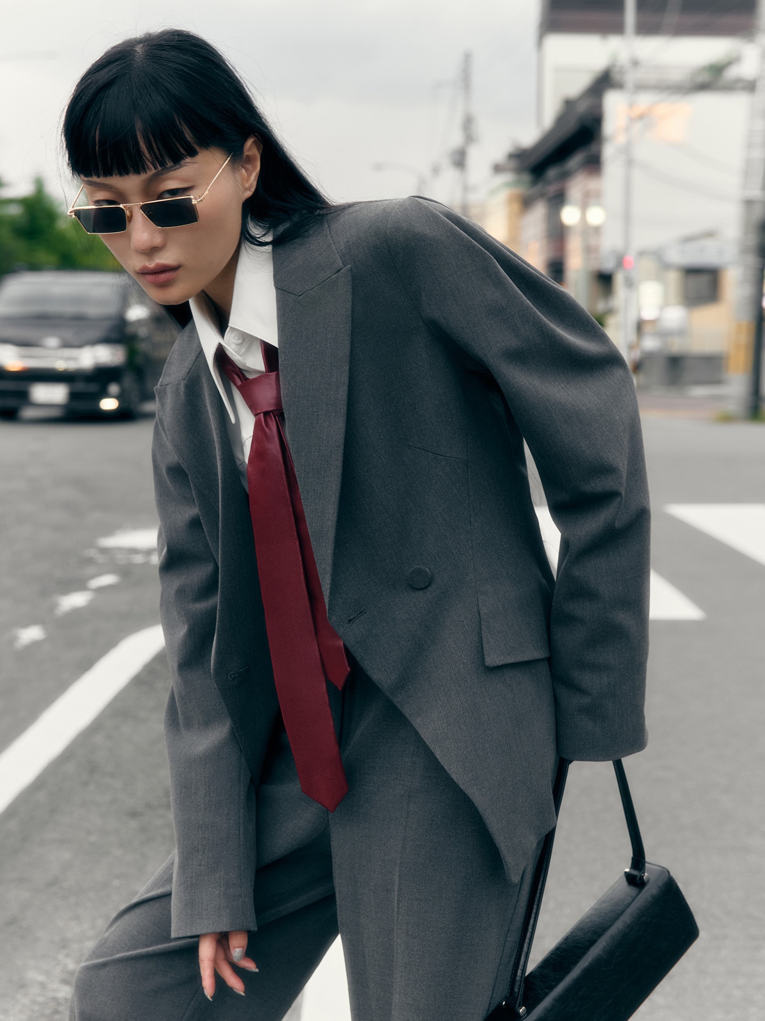 Приталенный жакет с объемными рукавами