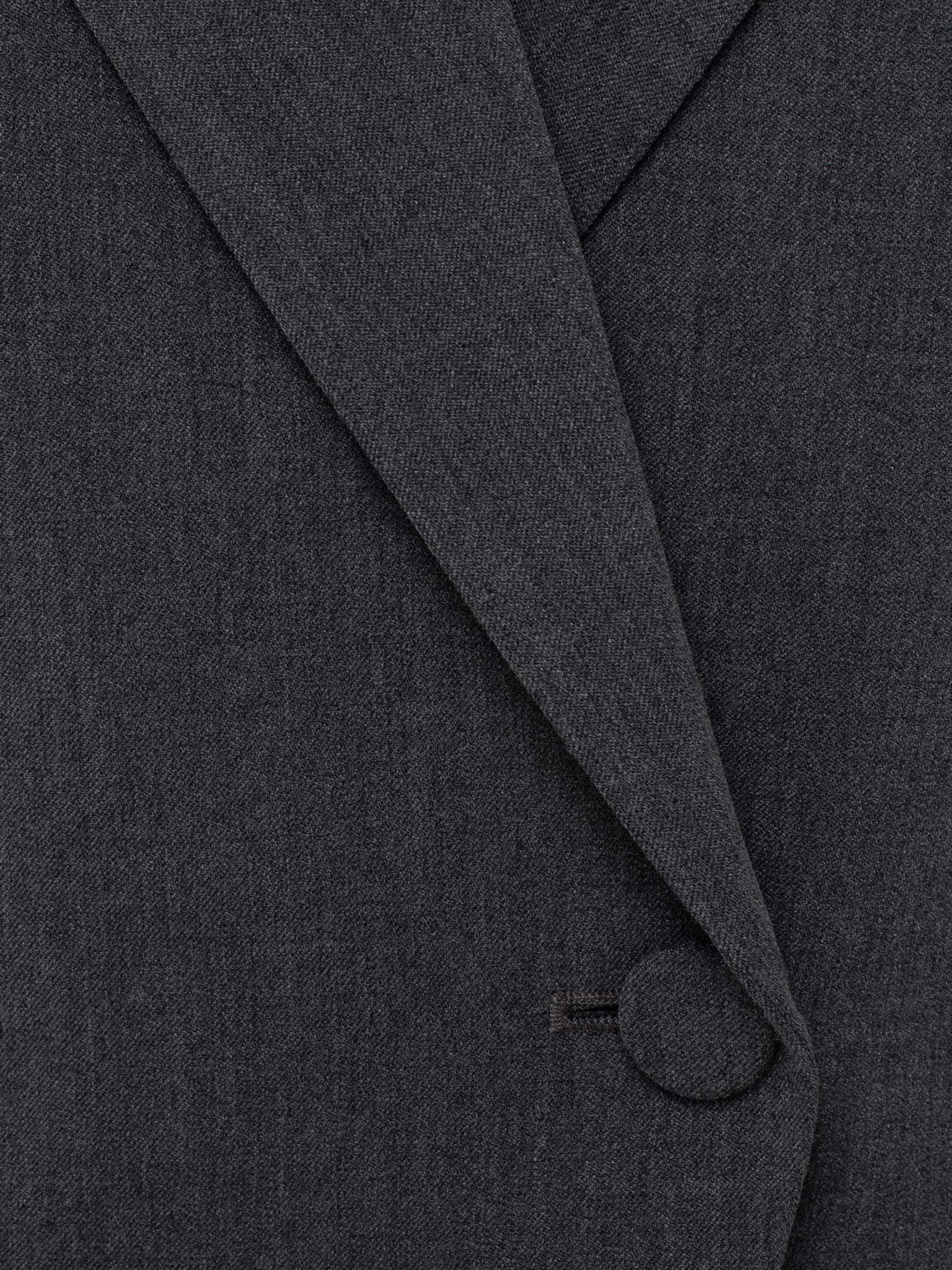 Приталенный жакет с объемными рукавами