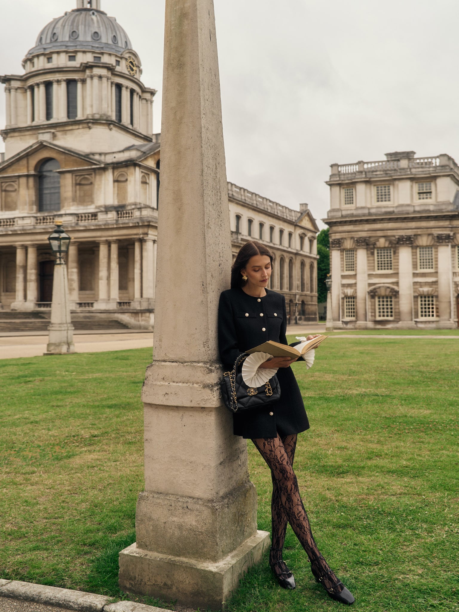 Твидовое платье мини с плиссированными манжетами и крупными пуговицами