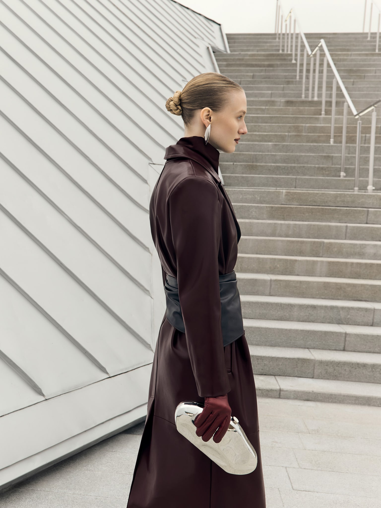 Maxi-Trenchcoat aus Eco-Leder mit horizontalen Nähten und tonalem Gürtel