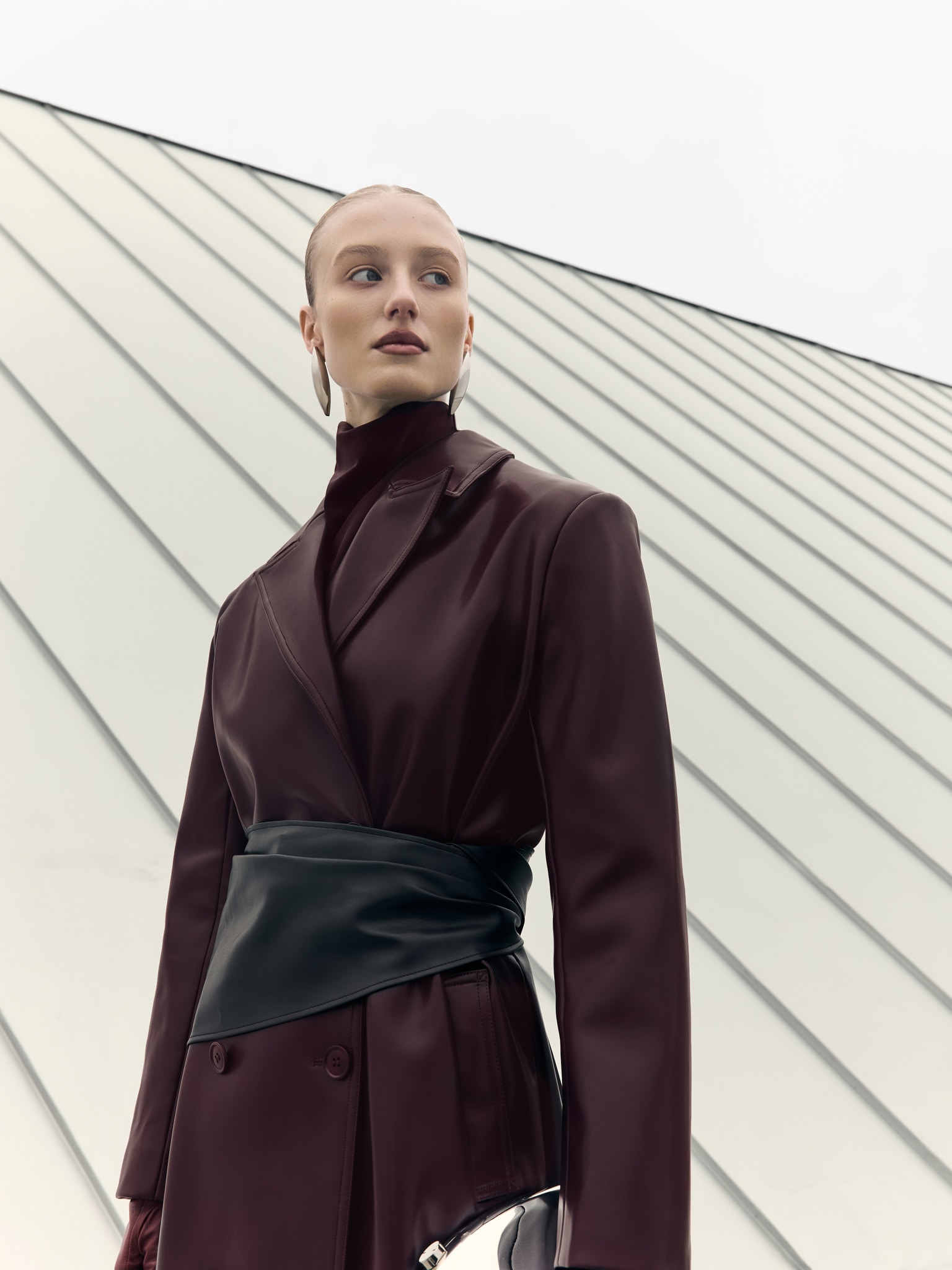 Maxi-Trenchcoat aus Eco-Leder mit horizontalen Nähten und tonalem Gürtel