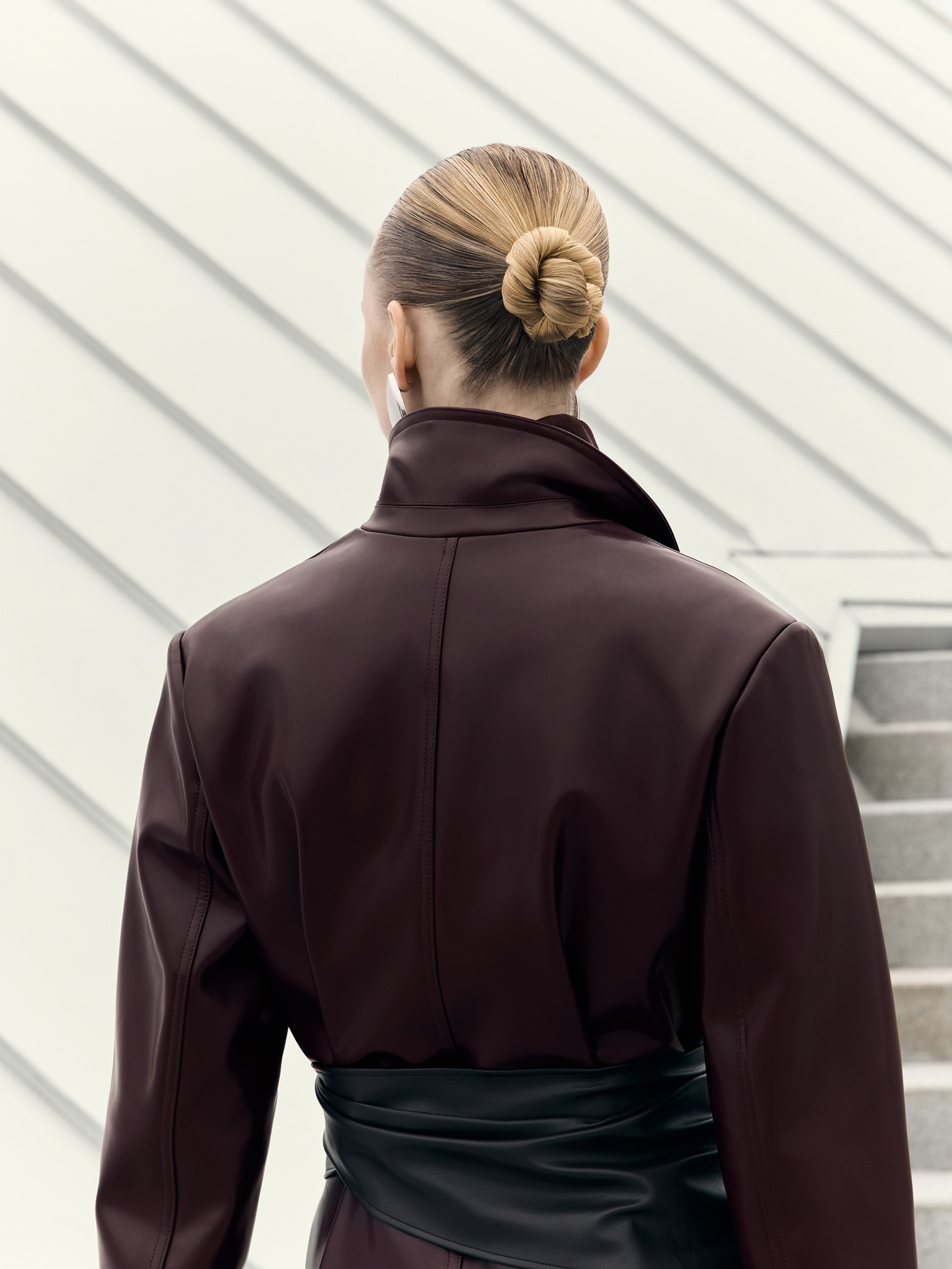 Maxi-Trenchcoat aus Eco-Leder mit horizontalen Nähten und tonalem Gürtel