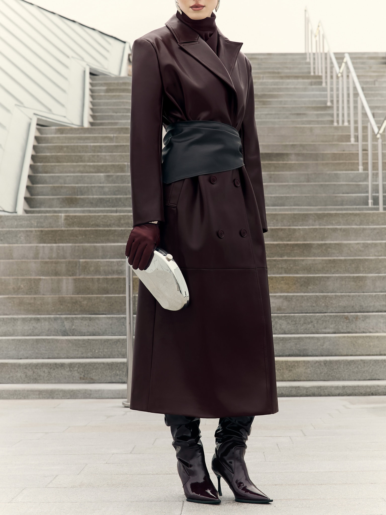 Maxi-Trenchcoat aus Eco-Leder mit horizontalen Nähten und tonalem Gürtel