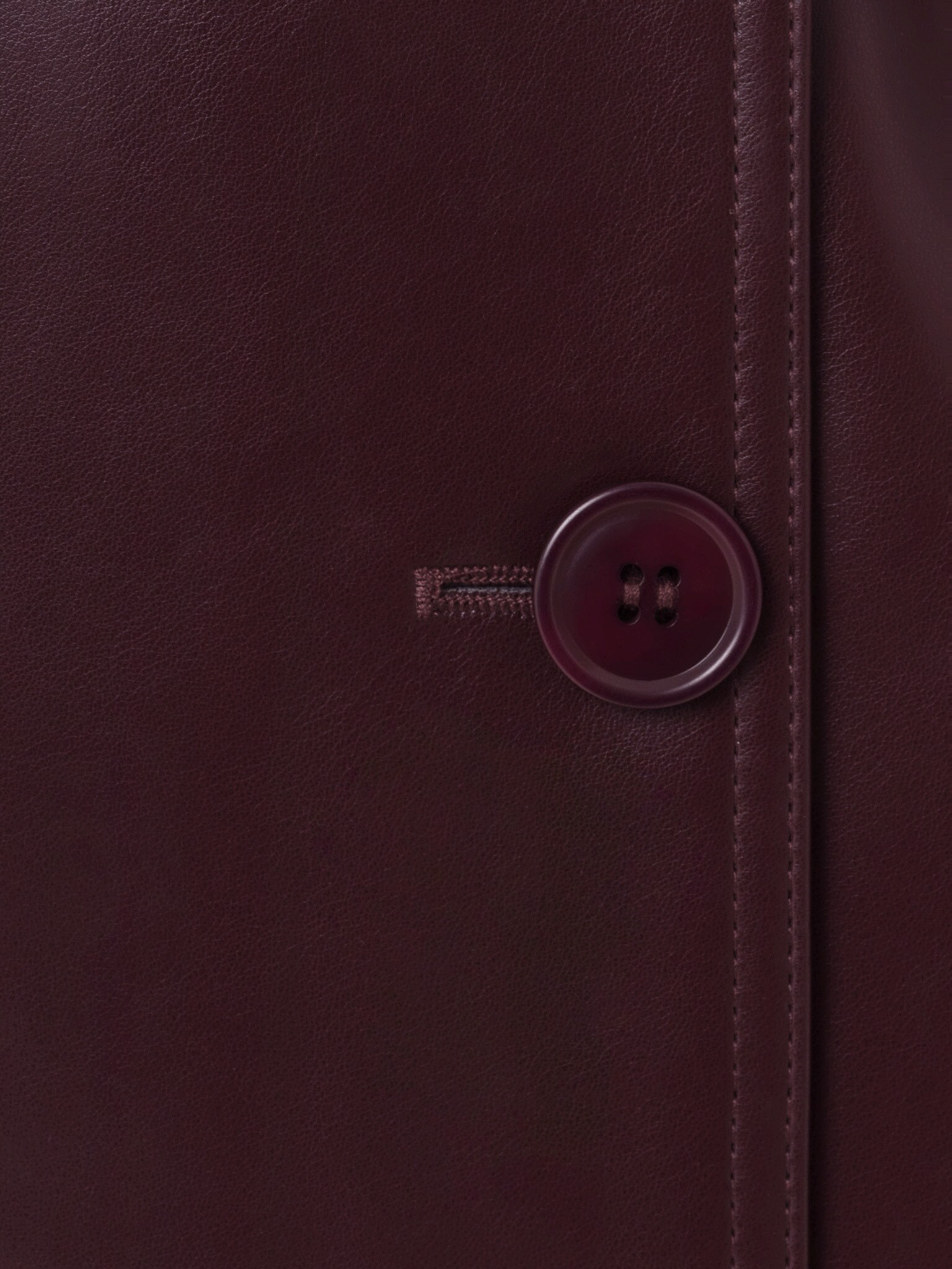 Maxi-Trenchcoat aus Eco-Leder mit horizontalen Nähten und tonalem Gürtel