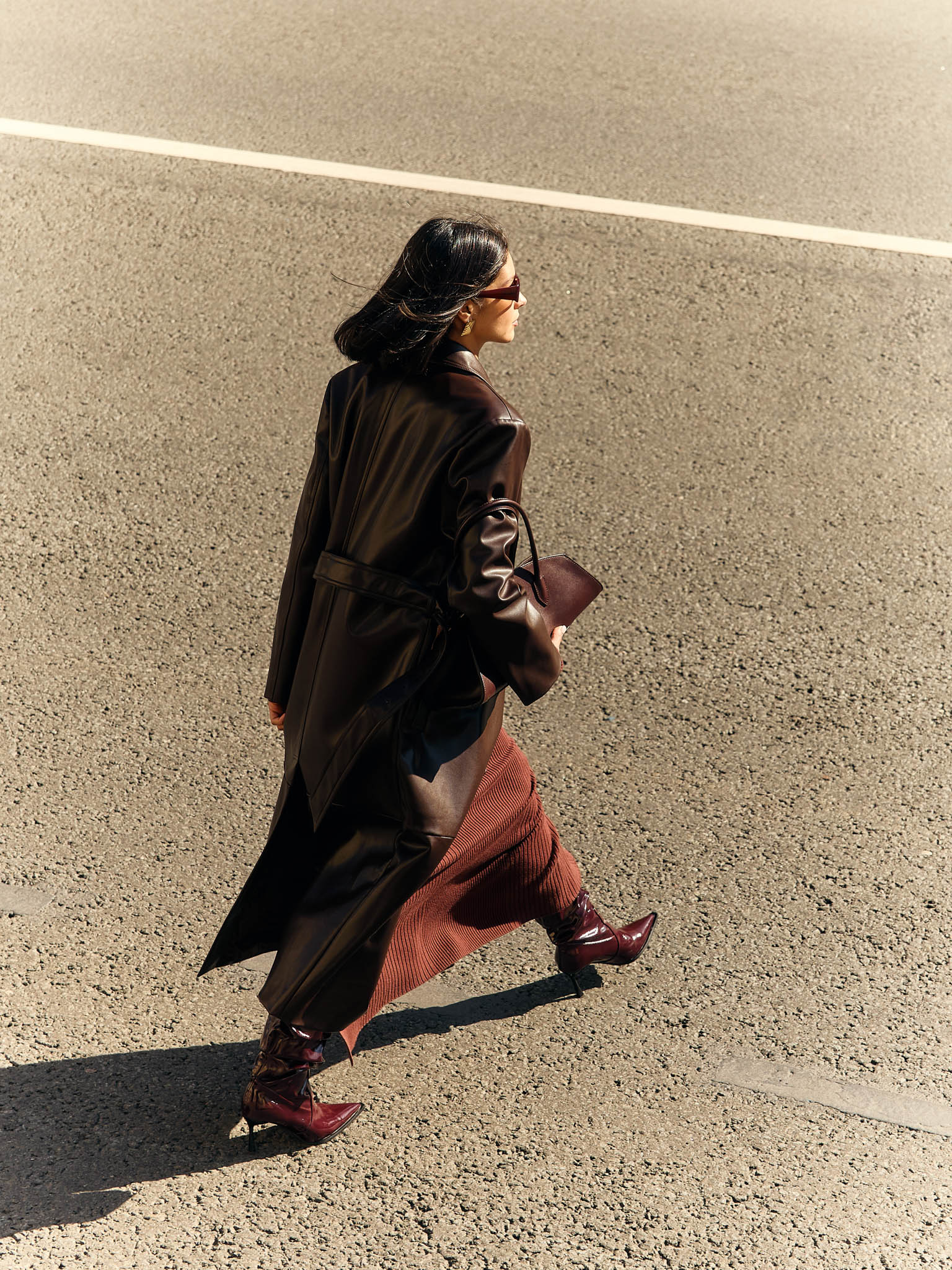 Тренч макси из экокожи с горизонтальными швами и ремнем в тон