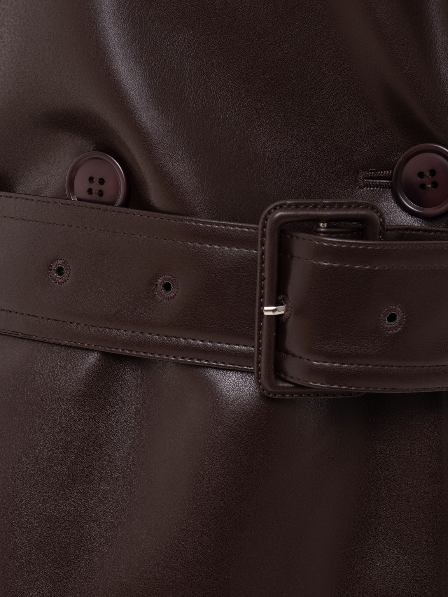 Тренч макси из экокожи с горизонтальными швами и ремнем в тон