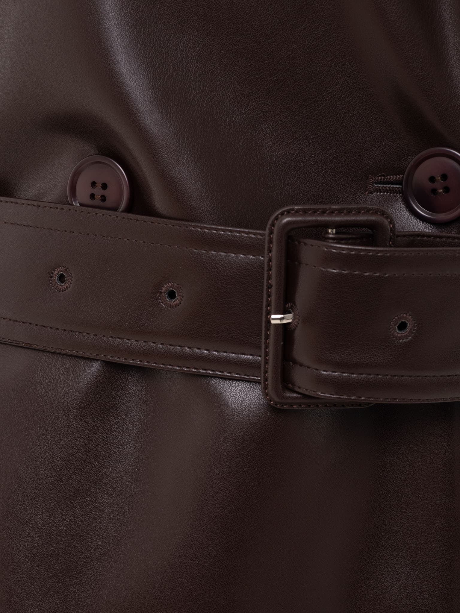 Тренч макси из экокожи с горизонтальными швами и ремнем в тон