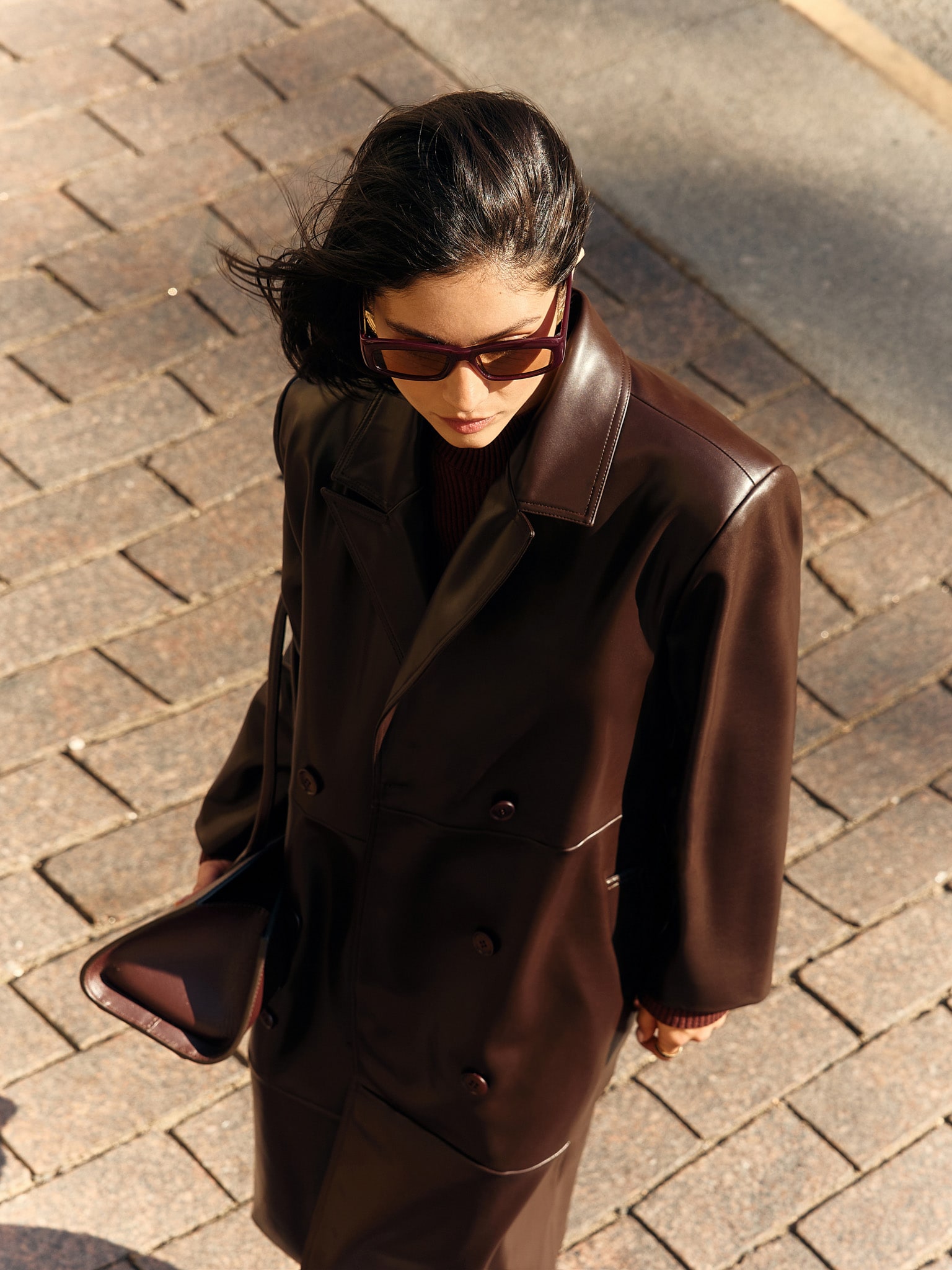 Тренч макси из экокожи с горизонтальными швами и ремнем в тон