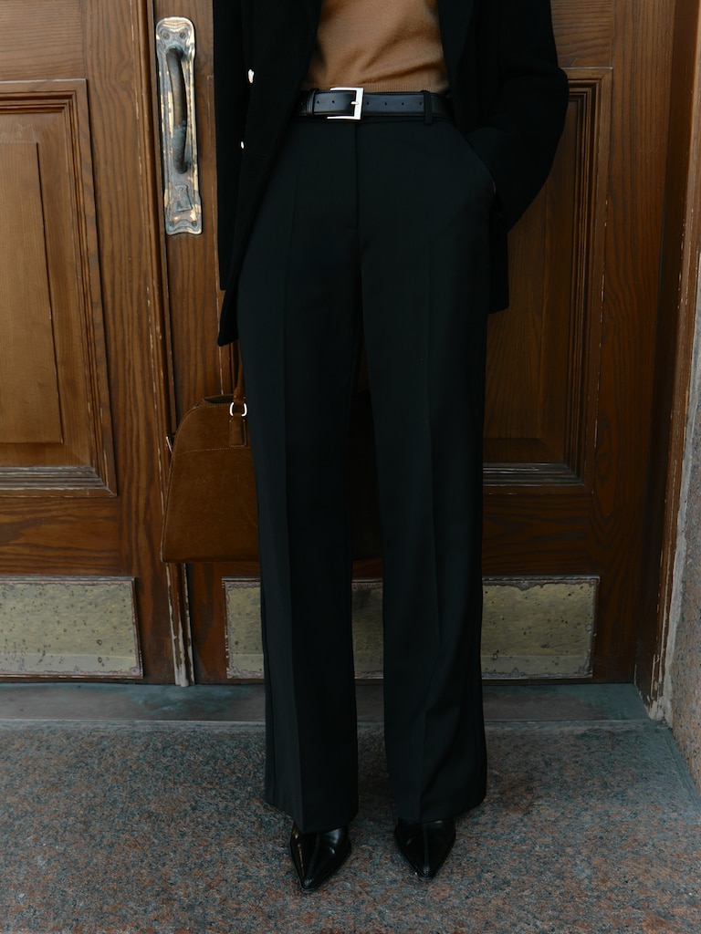 Свободные брюки из костюмной ткани с ремнем