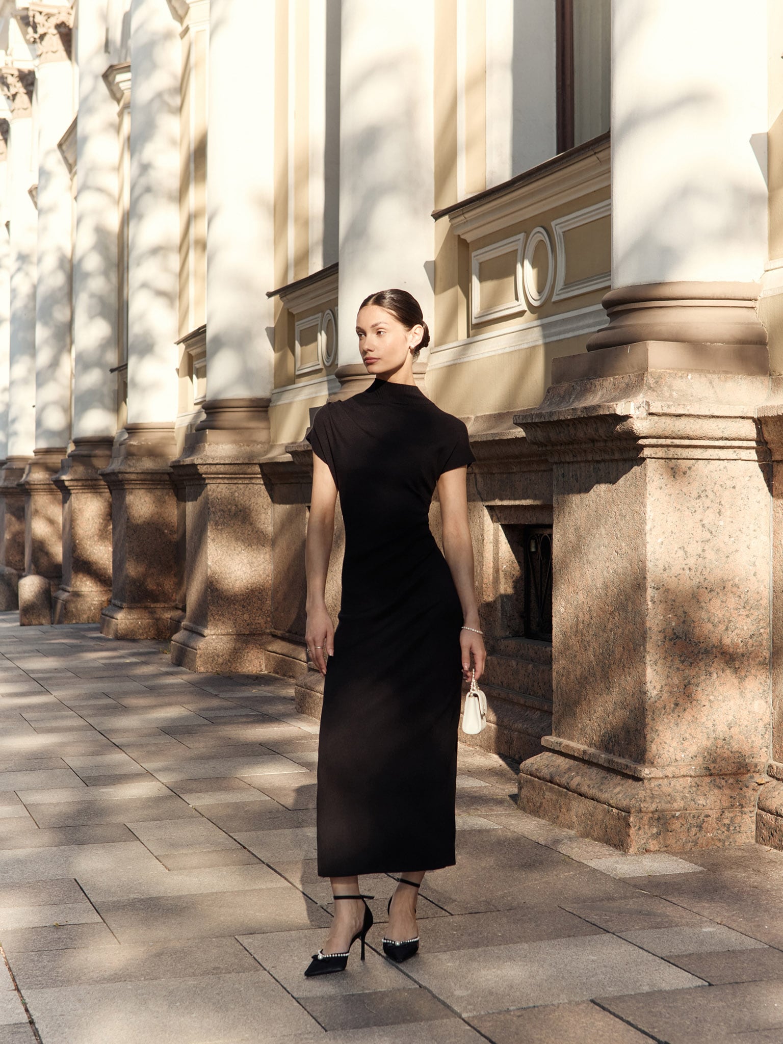 Трикотажное платье миди с воротником-стойкой и асимметричными сборками