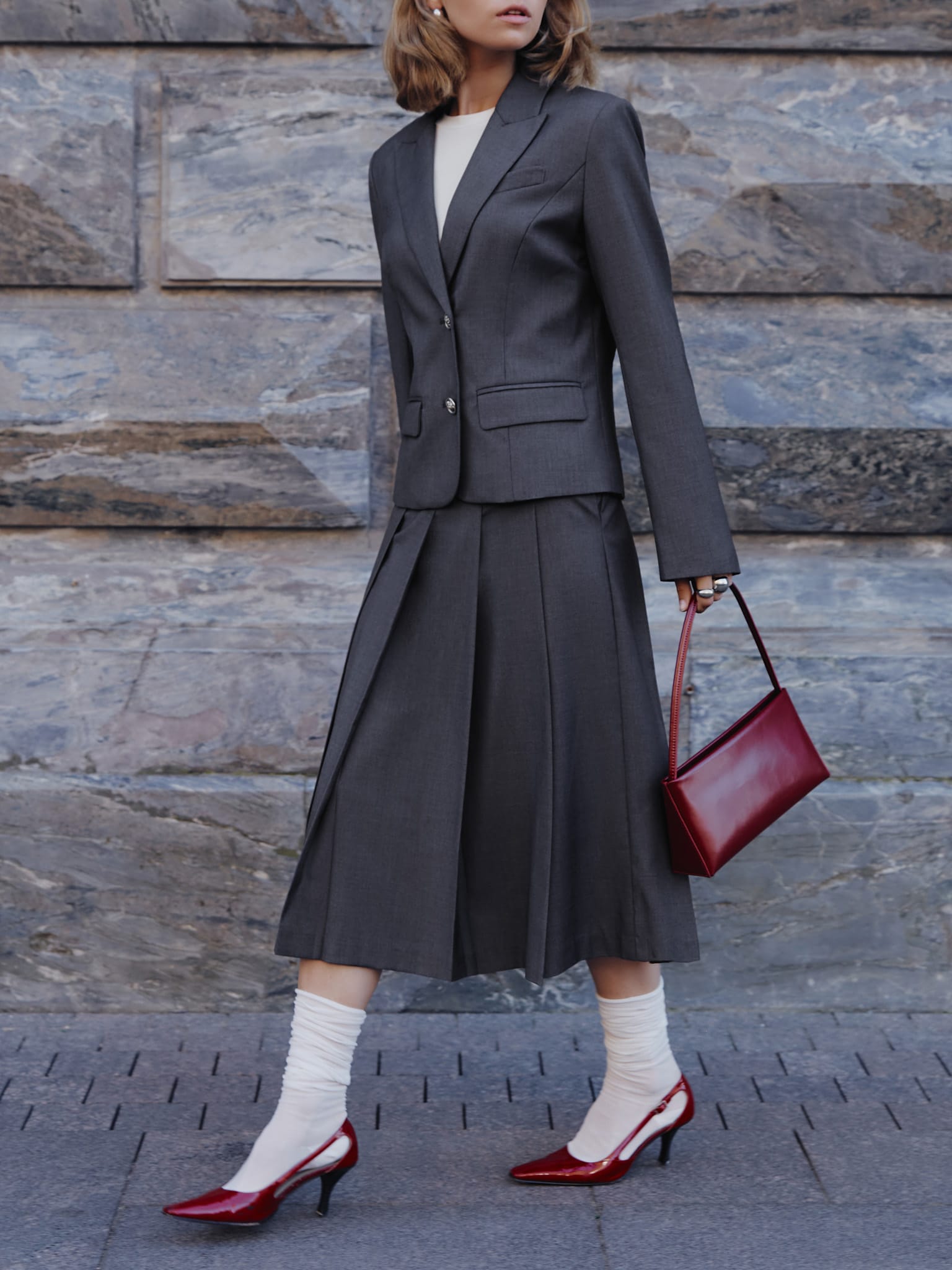 Plisowana spódnica midi z materiału garniturowego