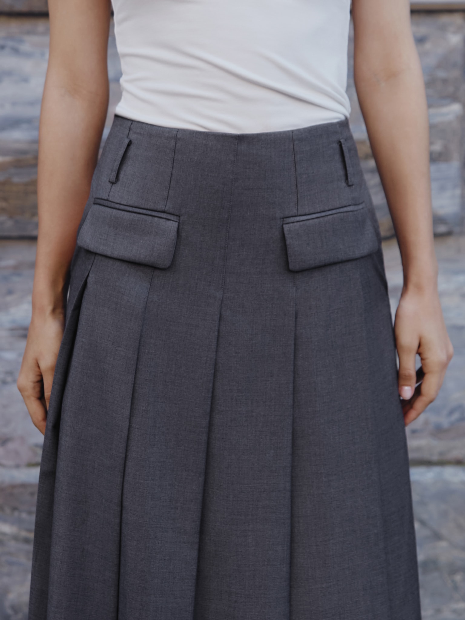 Plisowana spódnica midi z materiału garniturowego