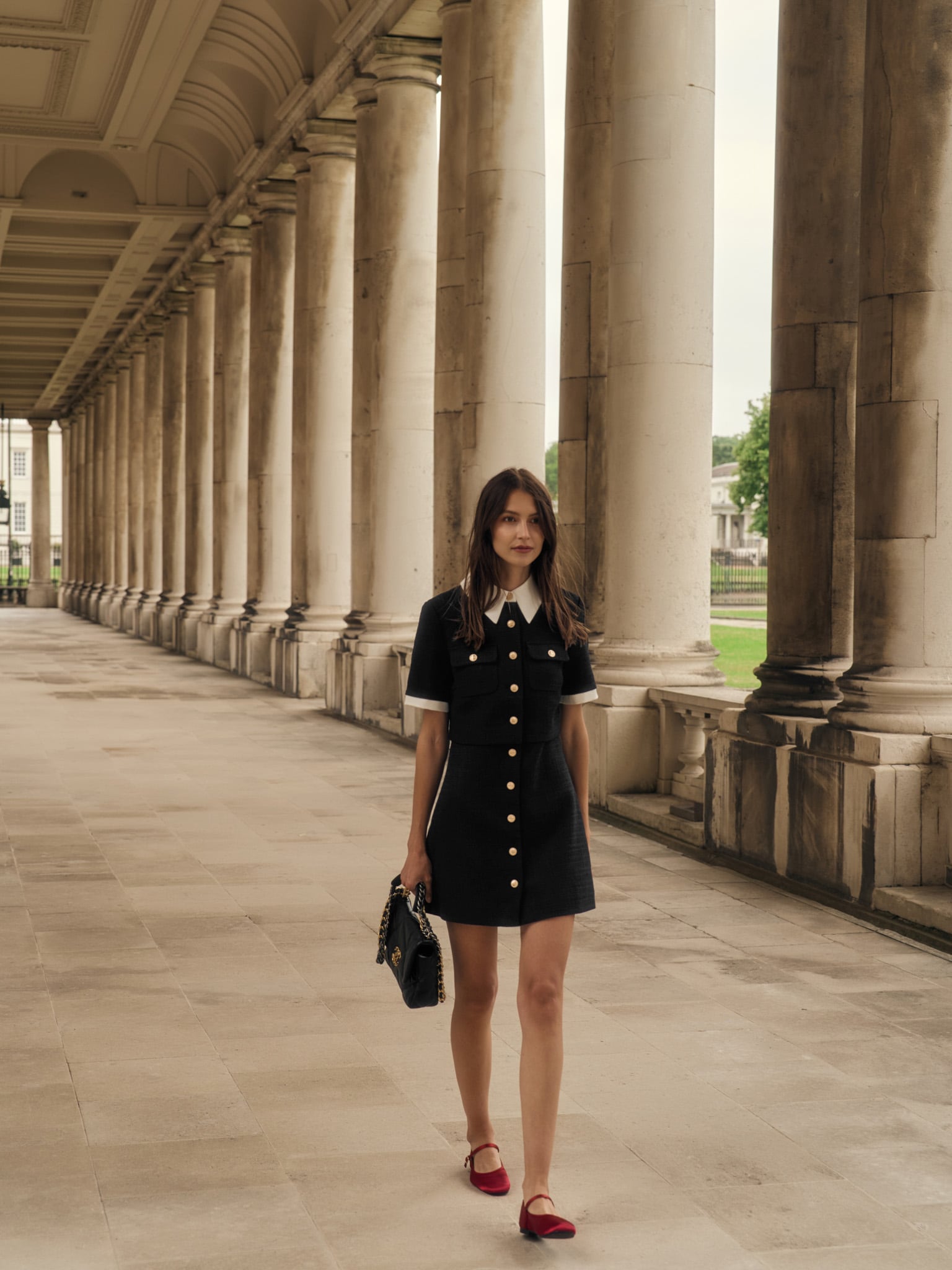 Tweedowa sukienka mini z kontrastowymi detalami