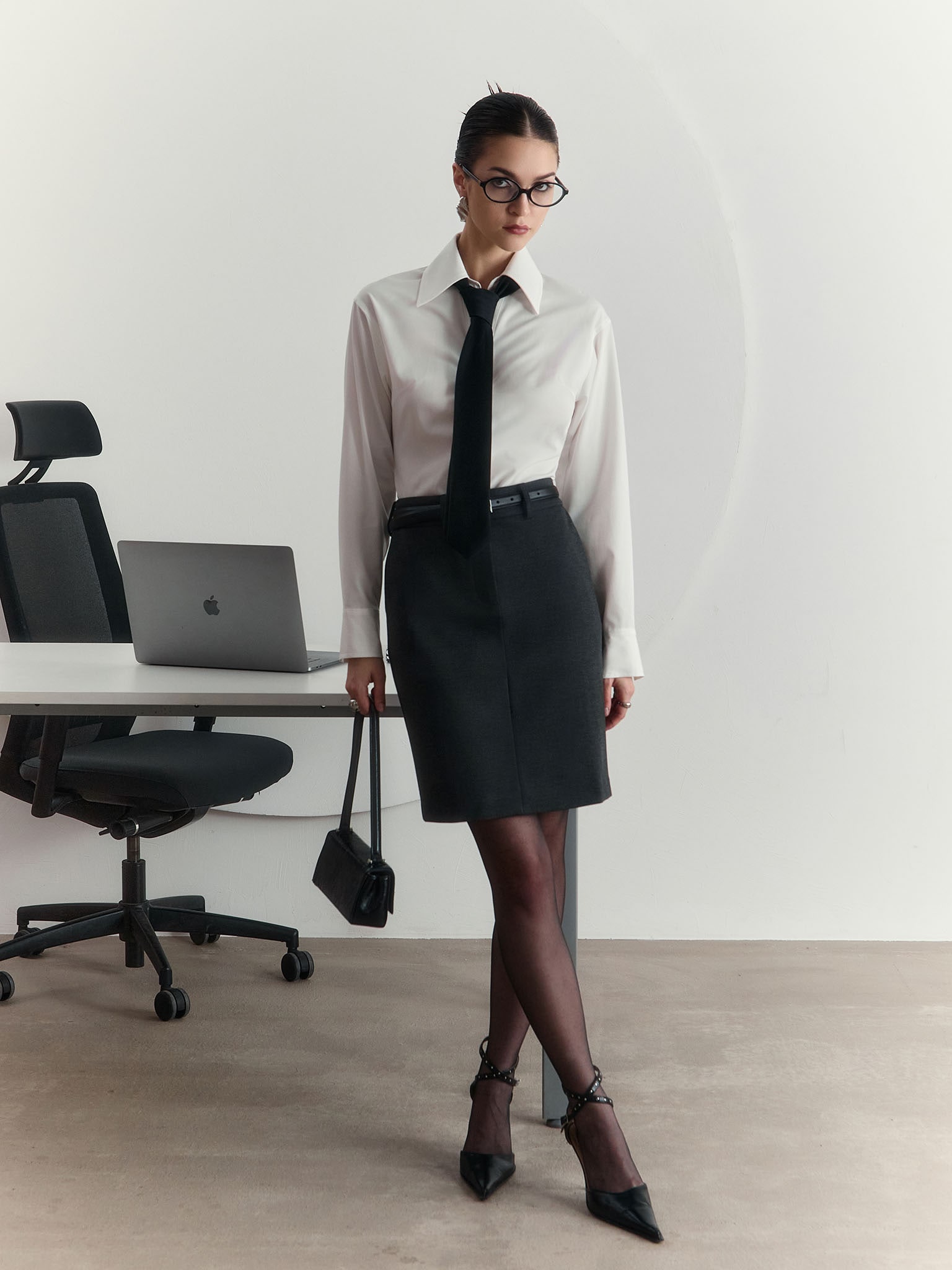 Prosta ołówkowa spódnica do kolan z paskiem