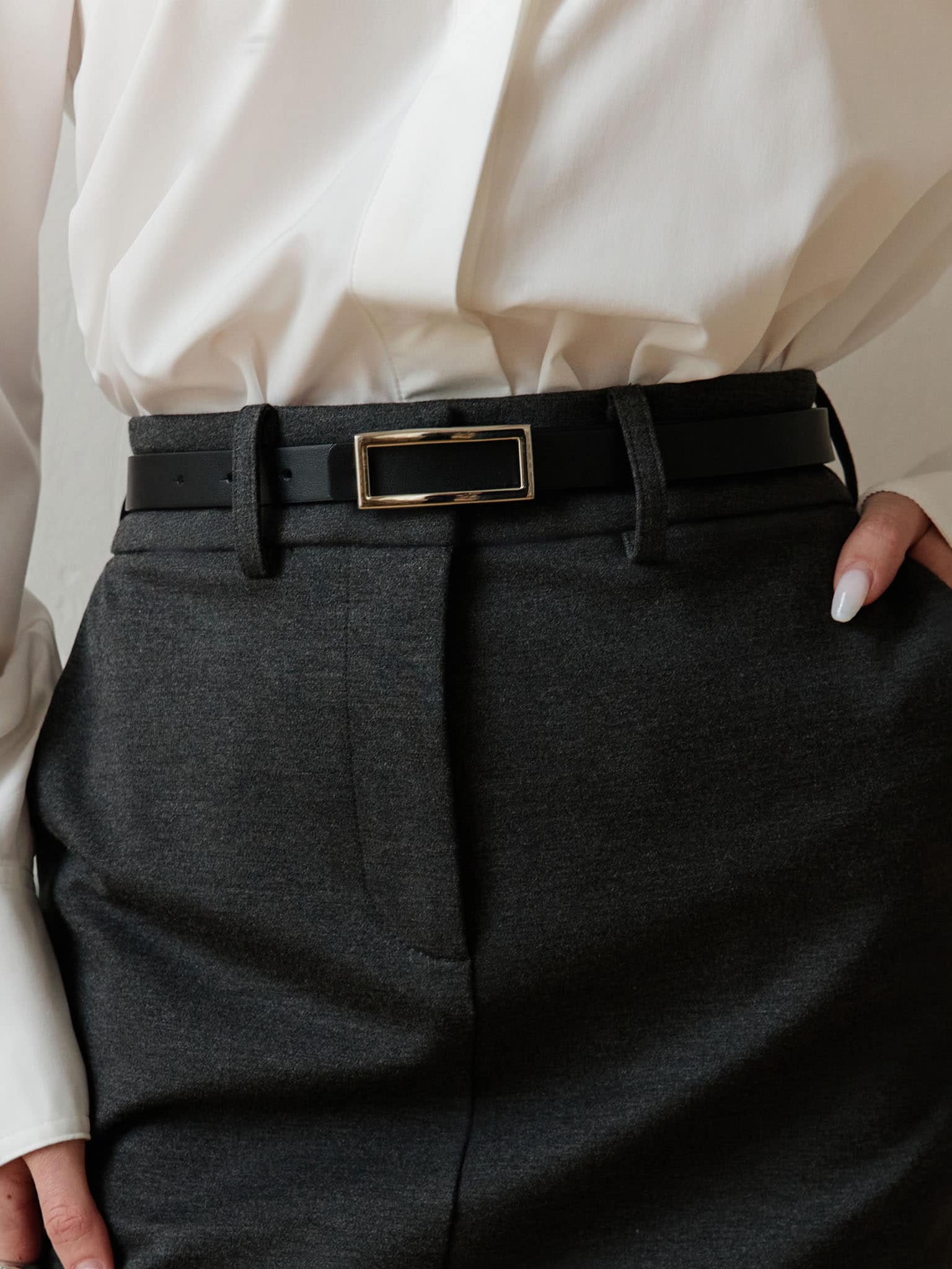 Prosta ołówkowa spódnica do kolan z paskiem