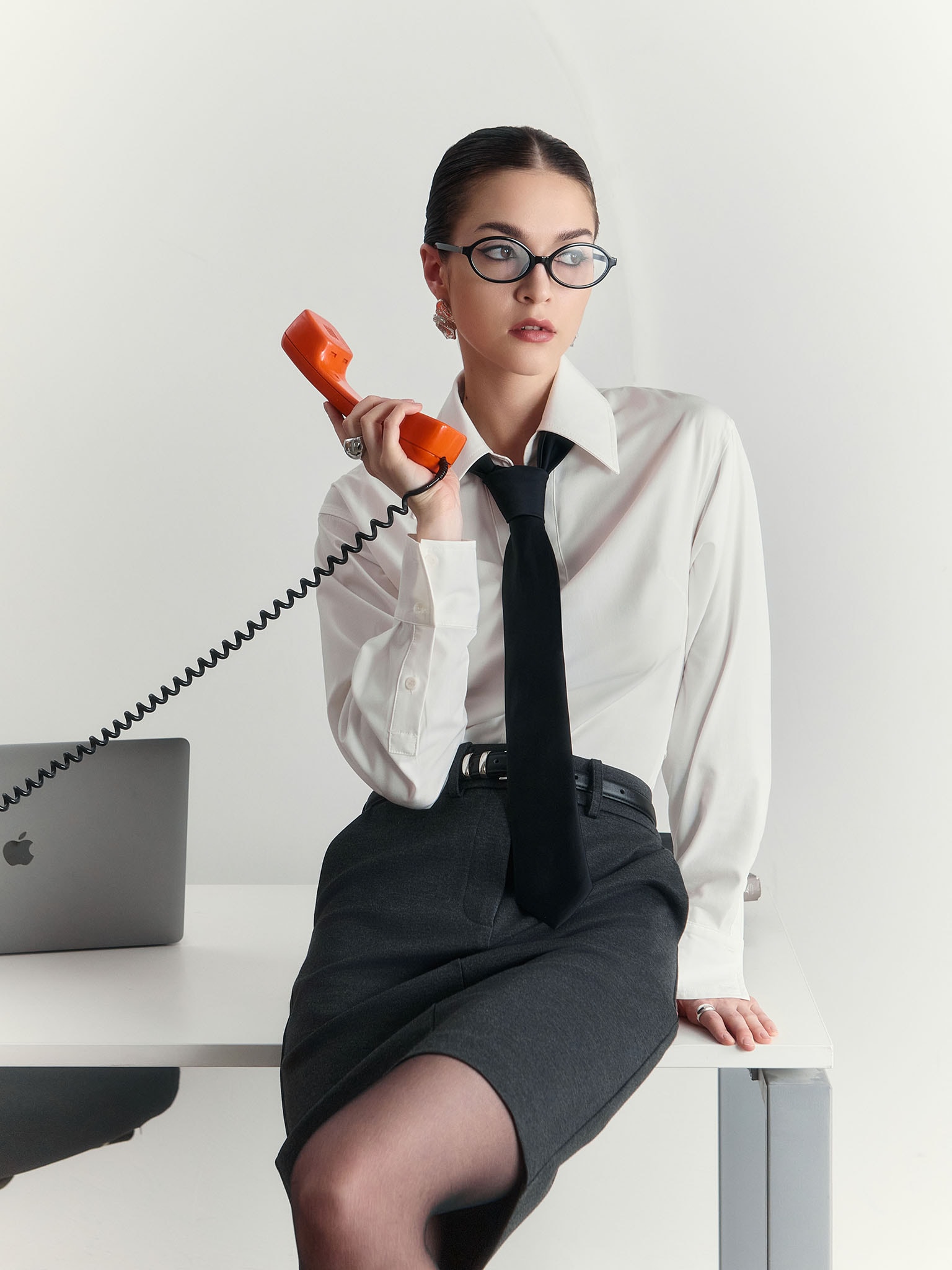 Prosta ołówkowa spódnica do kolan z paskiem