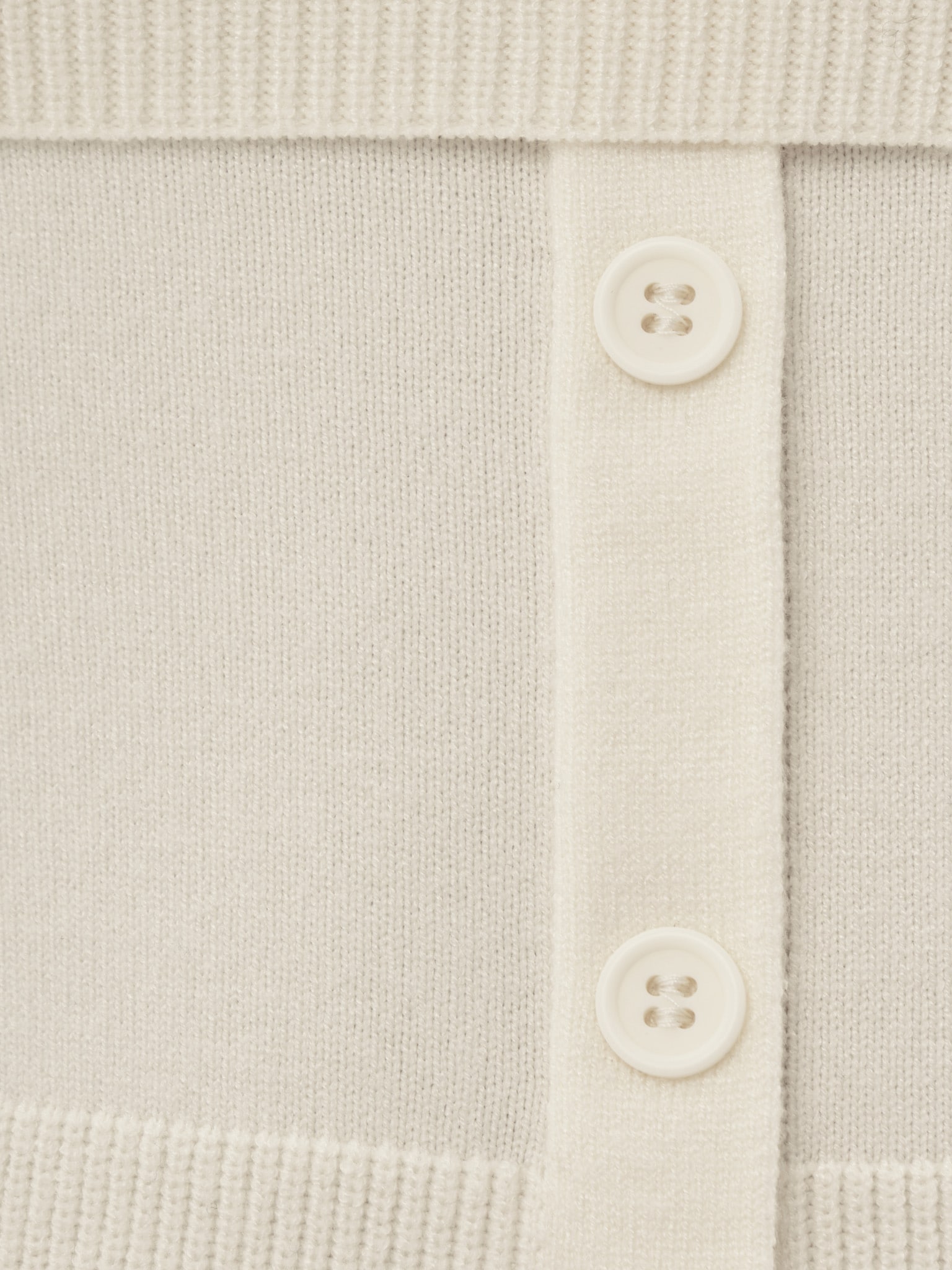 Knitted top with long sleeves and thin scarf