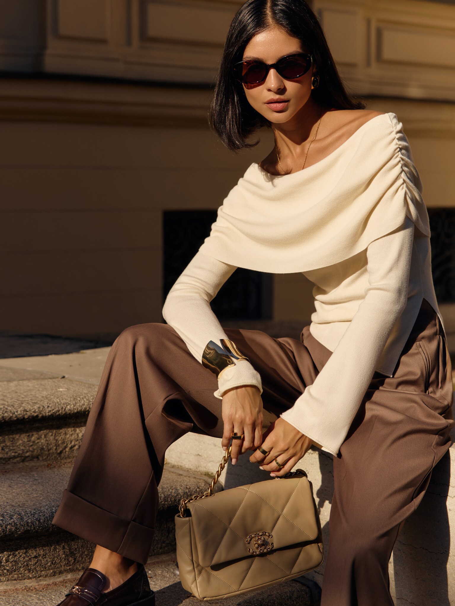 Трикотажный джемпер с открытой линией плеч