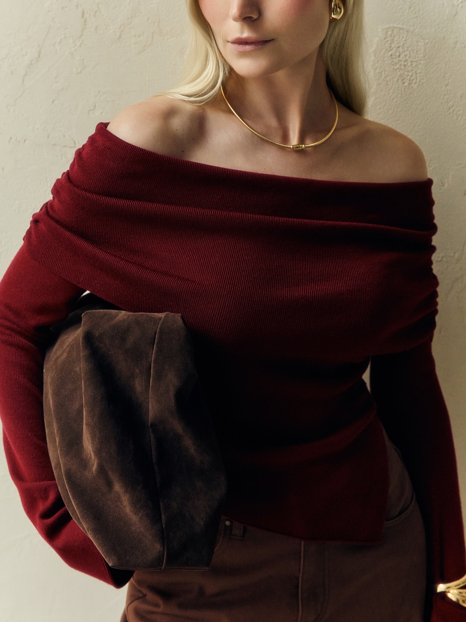 Dzianinowy sweter z odkrytymi ramionami