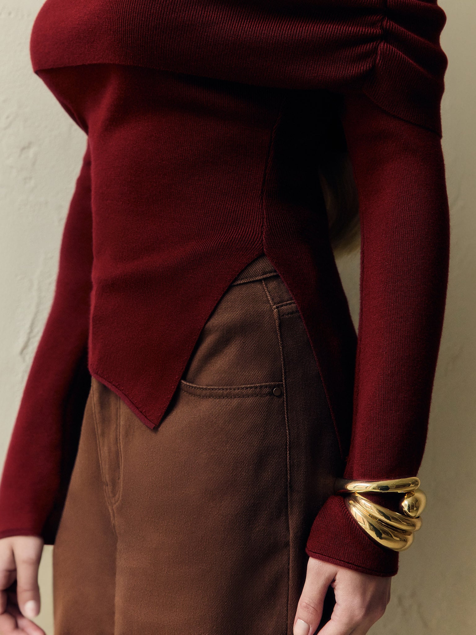 Dzianinowy sweter z odkrytymi ramionami