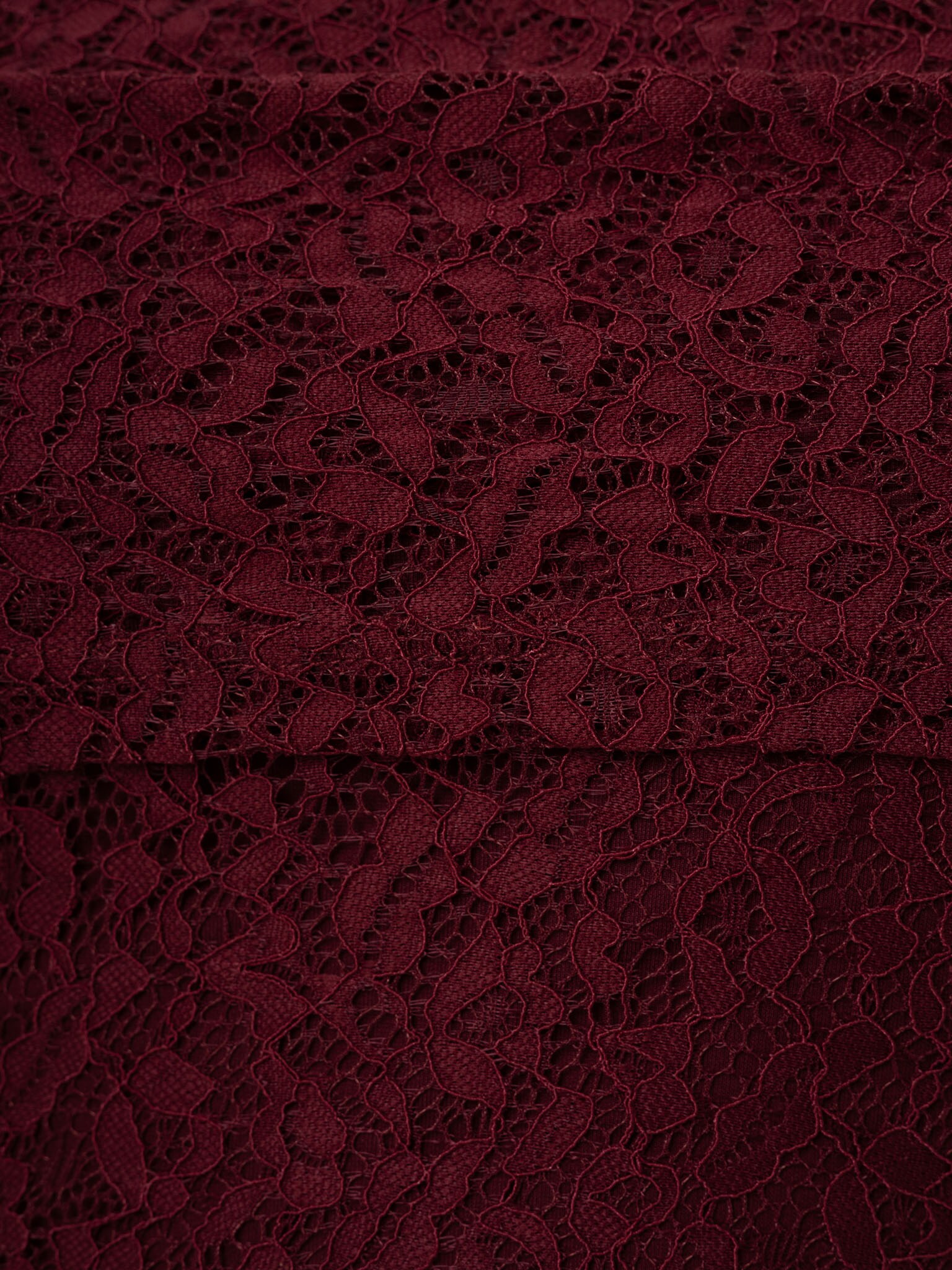 Lace top with open shoulders and neck ribbon