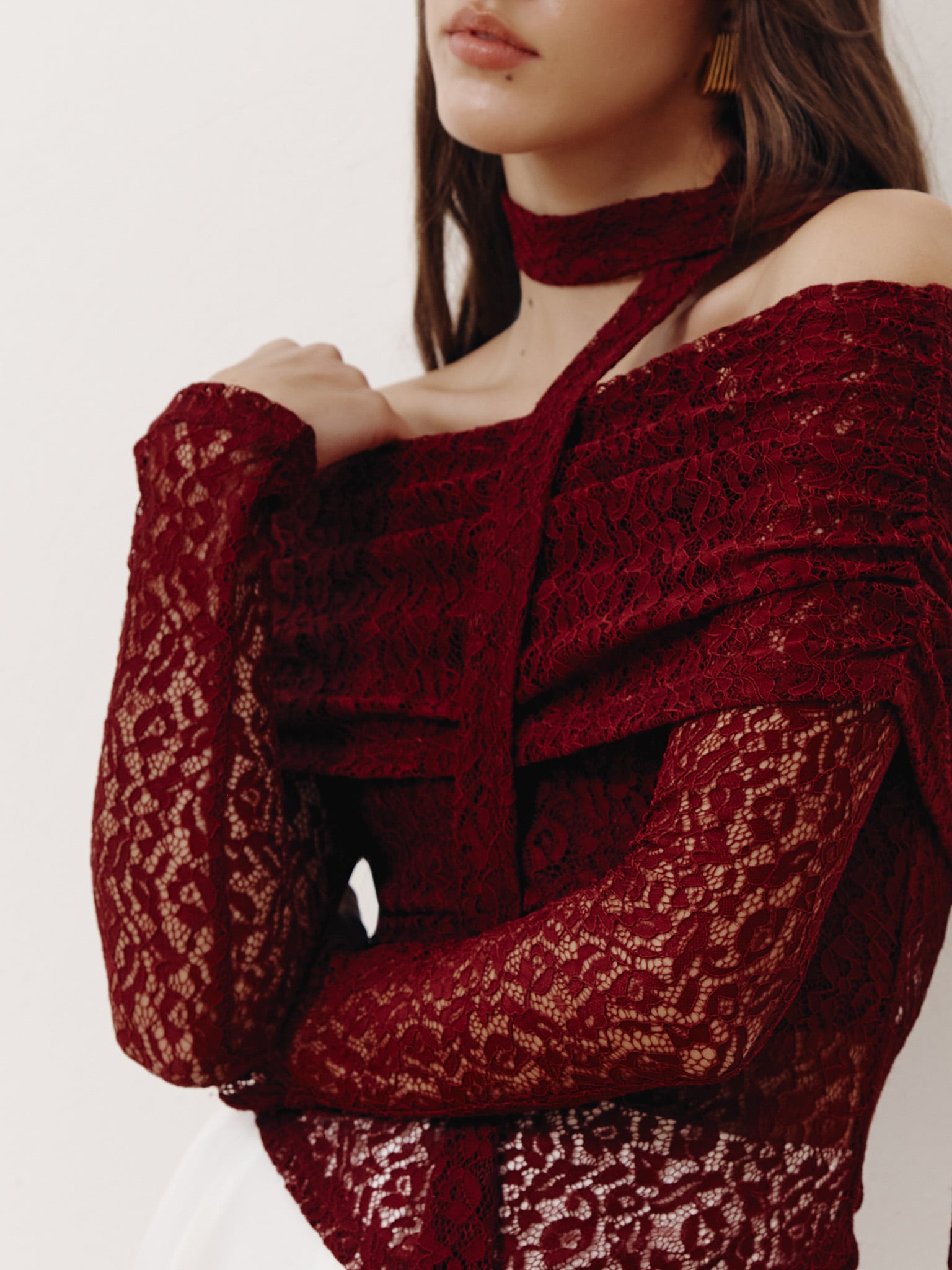 Lace top with open shoulders and neck ribbon