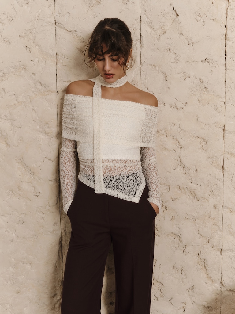 Кружевной топ с открытыми плечами и лентой на шею