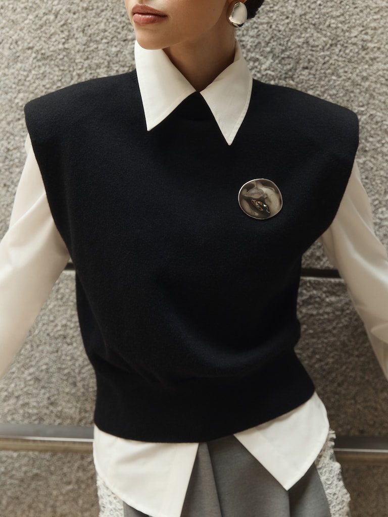 Knitted top with emphasised shoulders