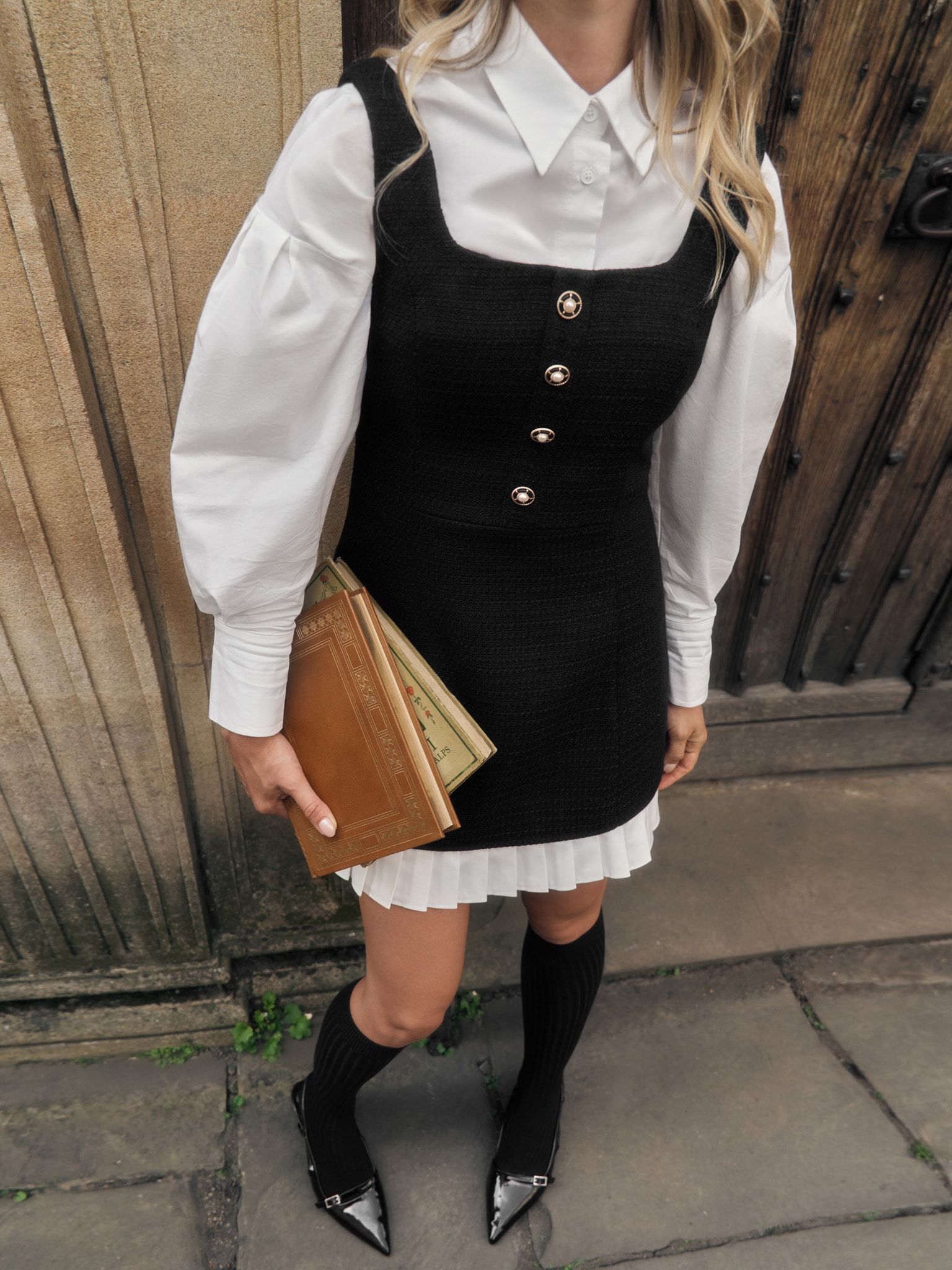 فستان شمس قصير من التويد مع أزرار كبيرة على الصدر