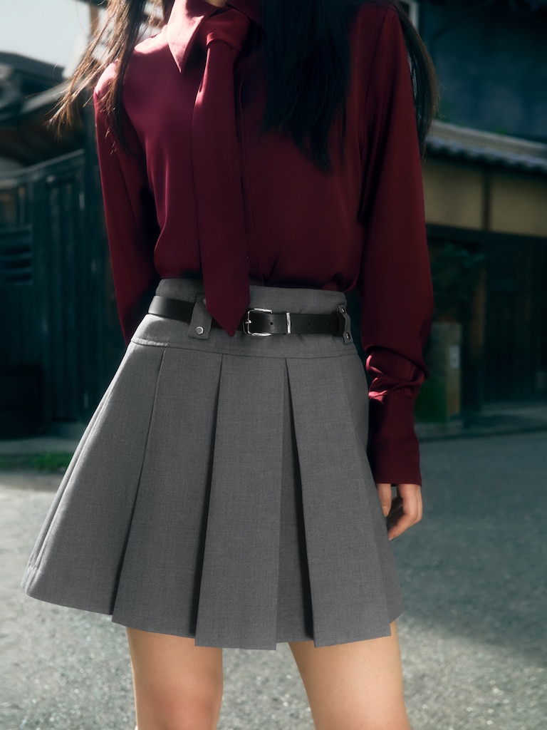 Plisowana spódnica mini z paskiem z ekoskóry