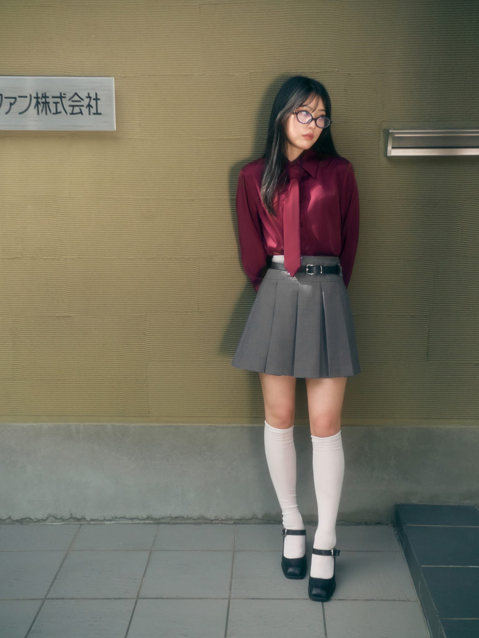 Plisowana spódnica mini z paskiem z ekoskóry