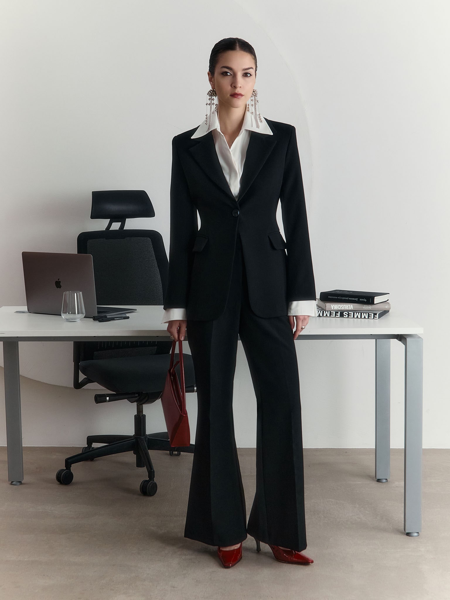 Rozkloszowane spodnie ze strzałkami