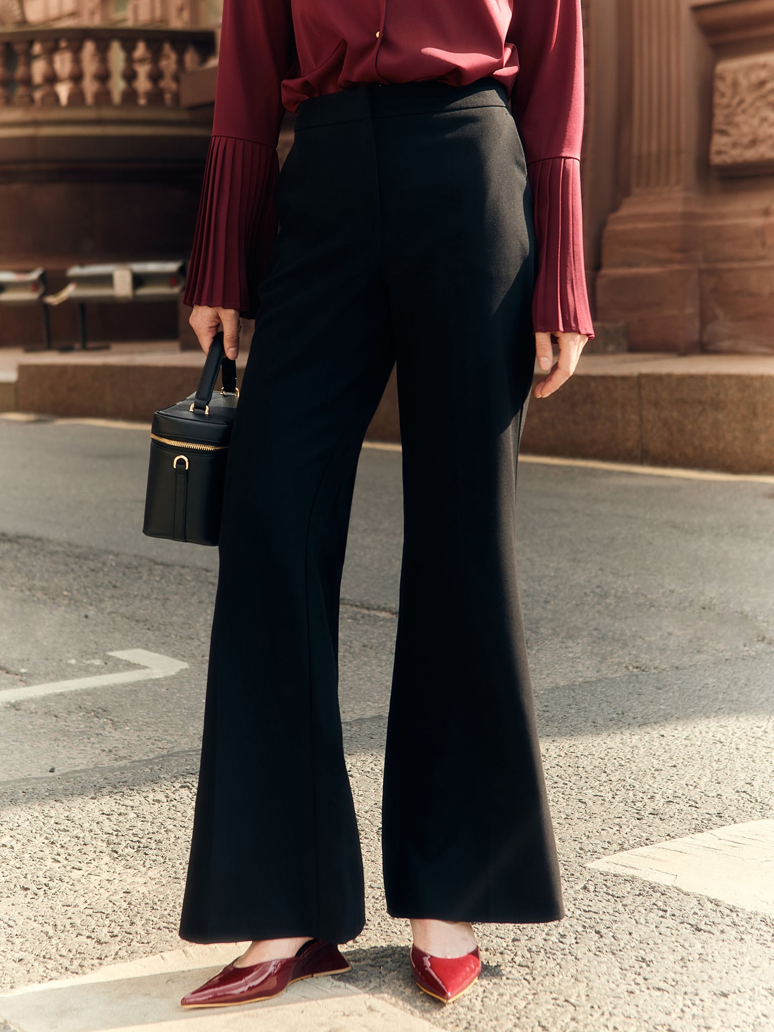 Rozkloszowane spodnie ze strzałkami