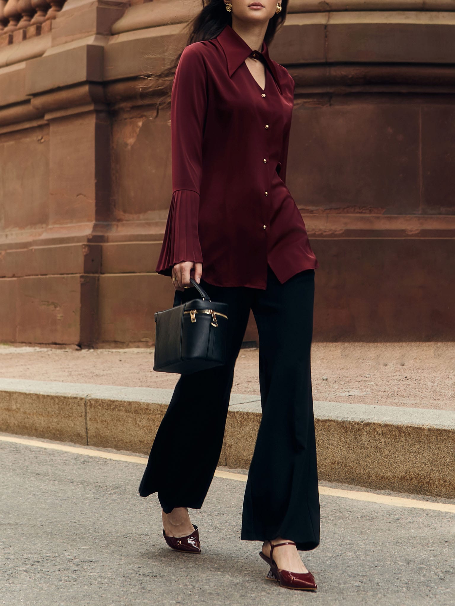 Rozkloszowane spodnie ze strzałkami