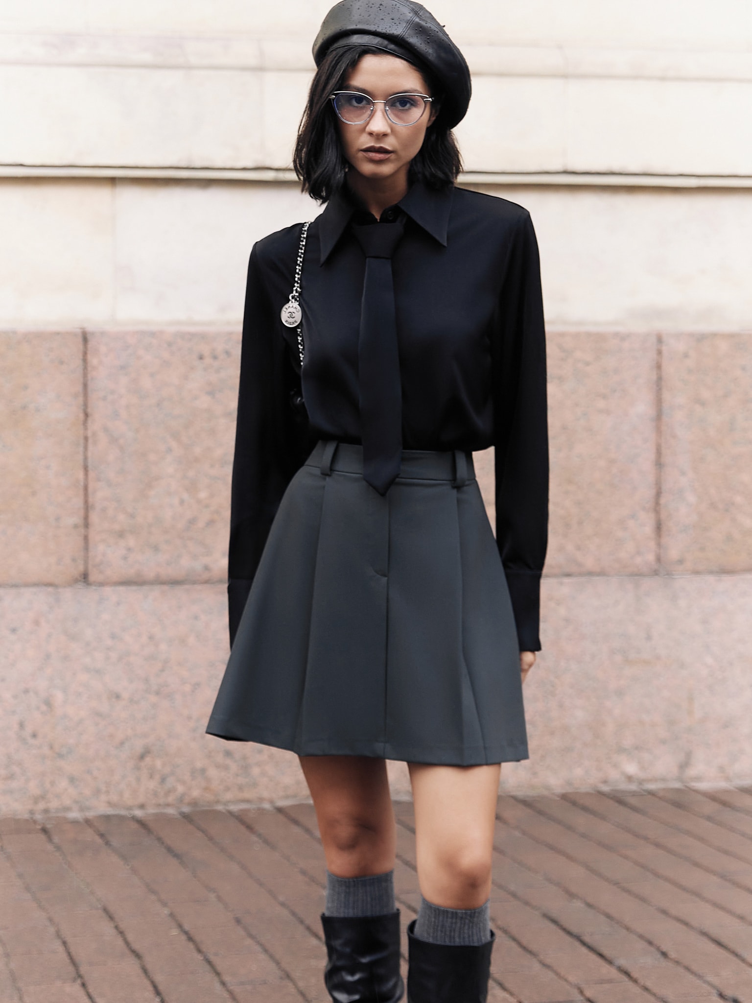 Үлкендердің кішілерді жыныстық қатынаспен жазалағаны туралы порно видеоны қараңыз Леггинстердегі порно шлюха