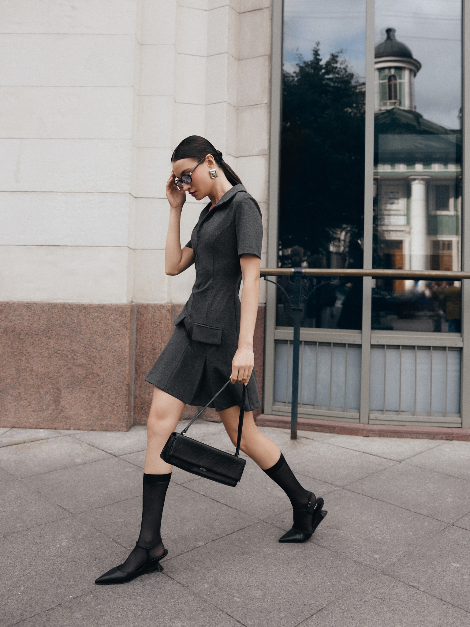 Платье мини с V-образным вырезом и отложным воротником