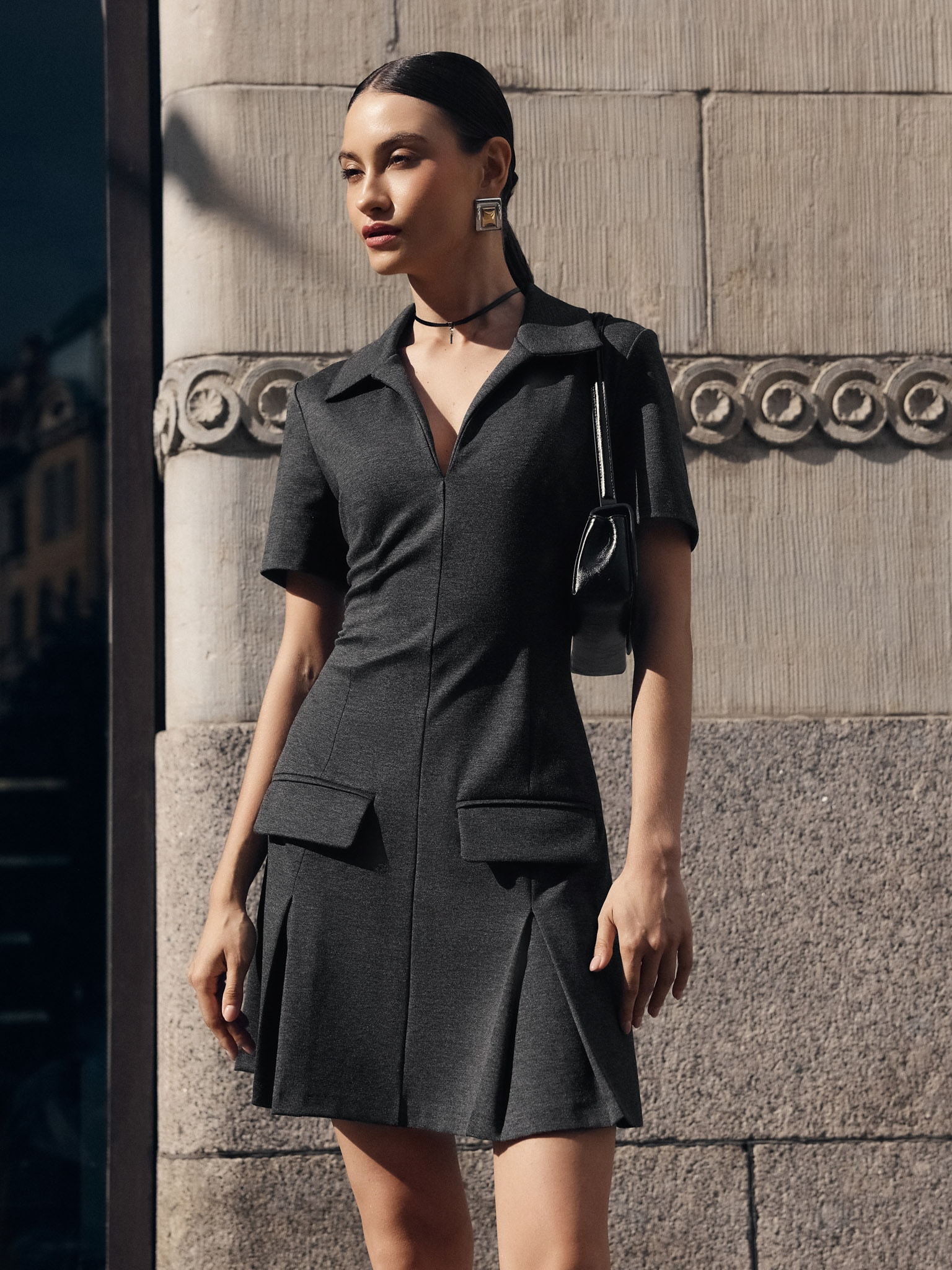 Платье мини с V-образным вырезом и отложным воротником