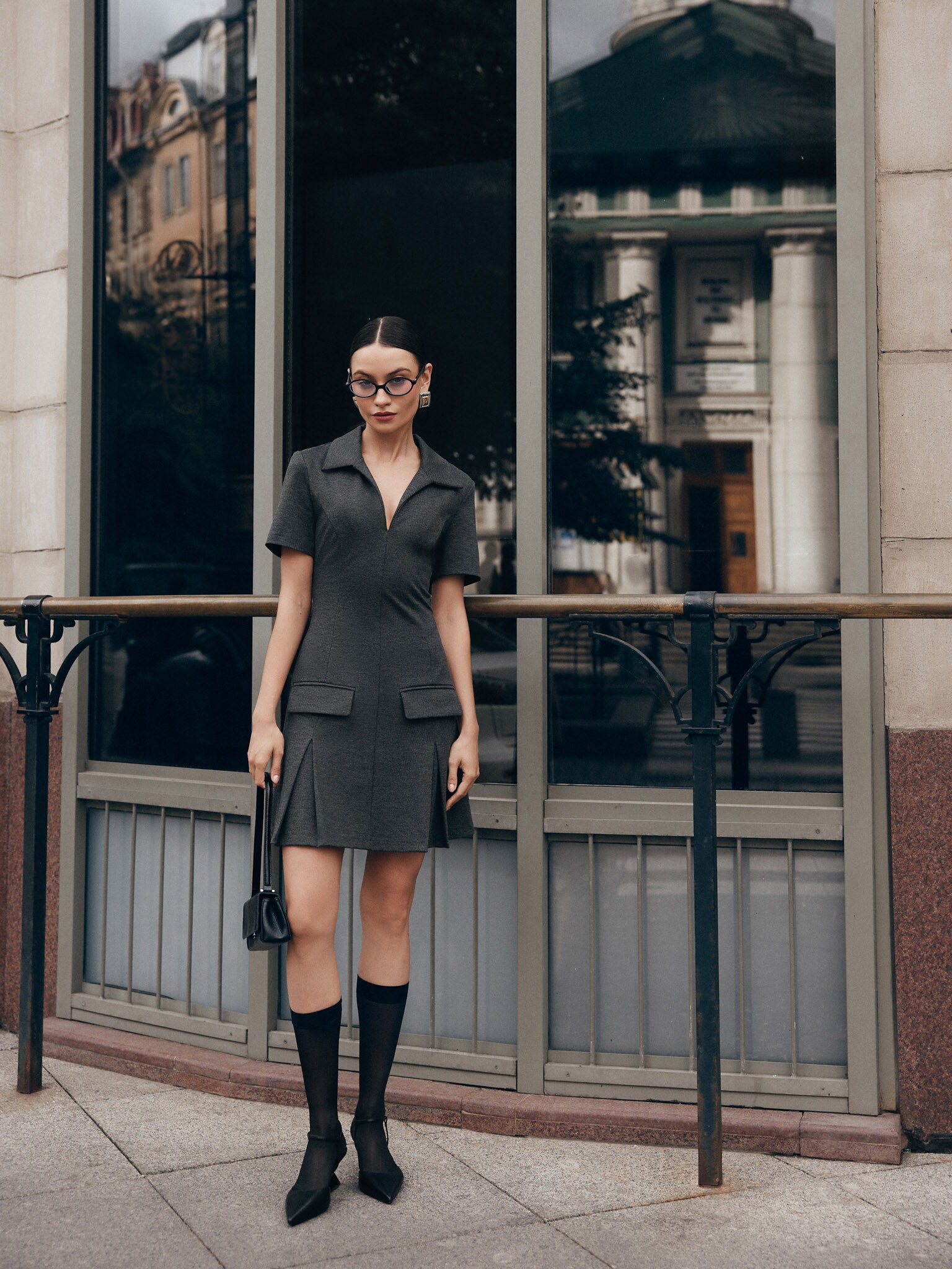 Платье мини с V-образным вырезом и отложным воротником