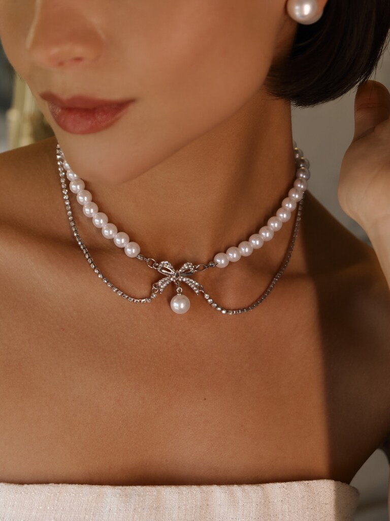 Multi-level pearl necklace with rhinestone decoration