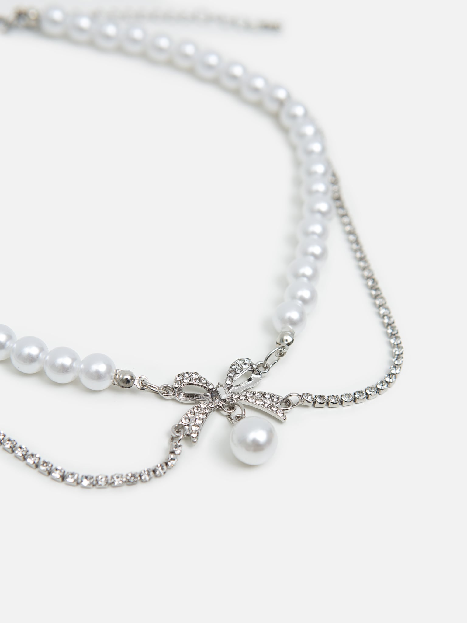 Многоуровневое жемчужное колье со стразовым декором