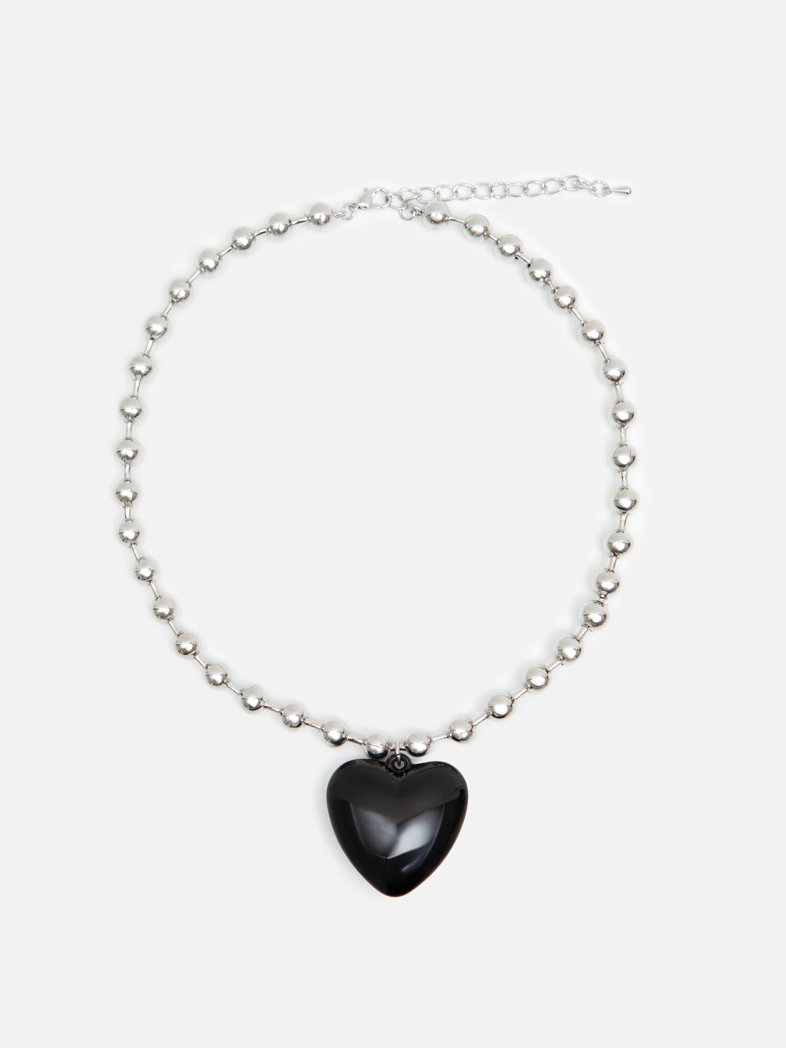 Серебристое колье с подвеской-сердцем