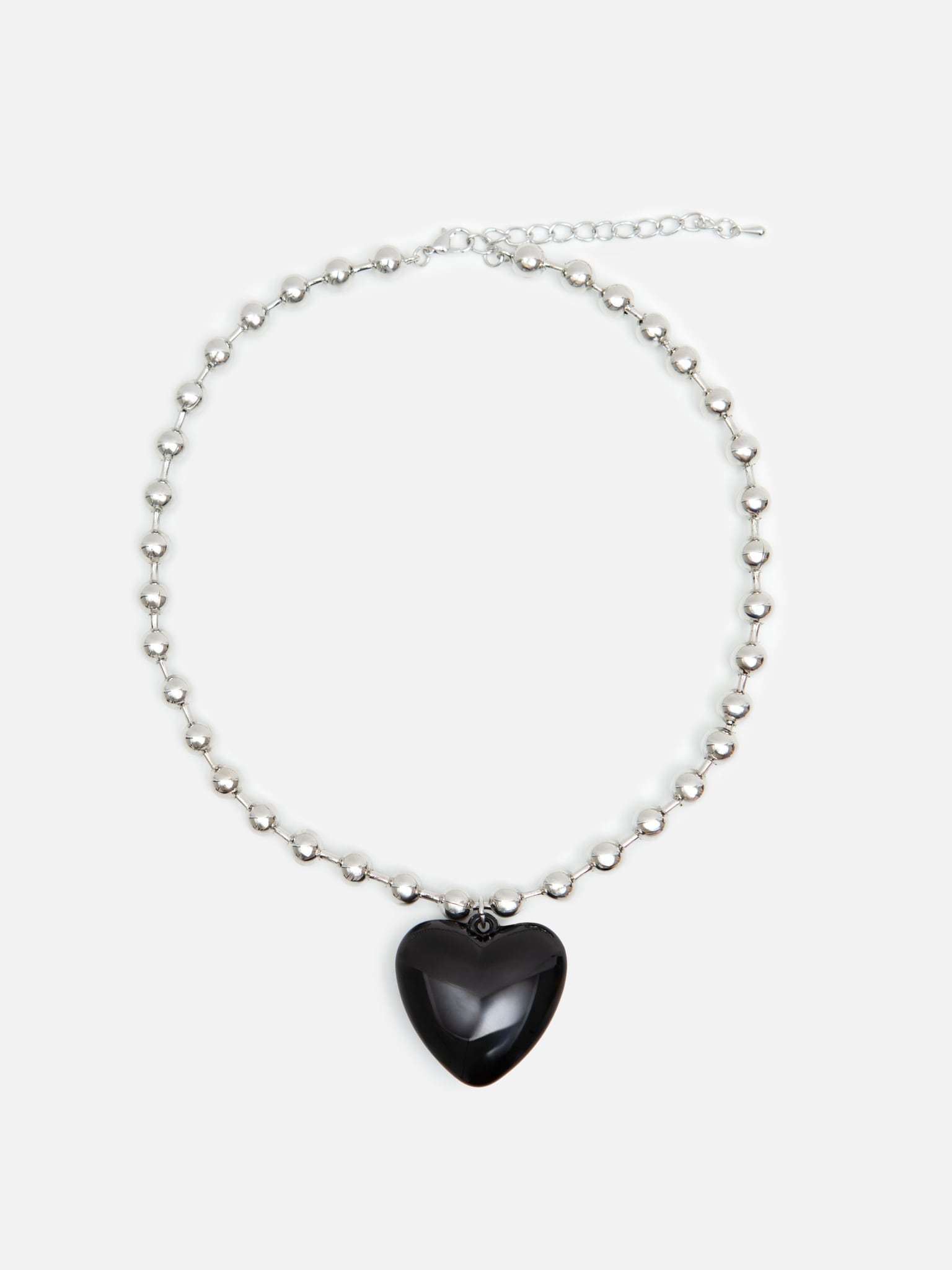 Серебристое колье с подвеской-сердцем