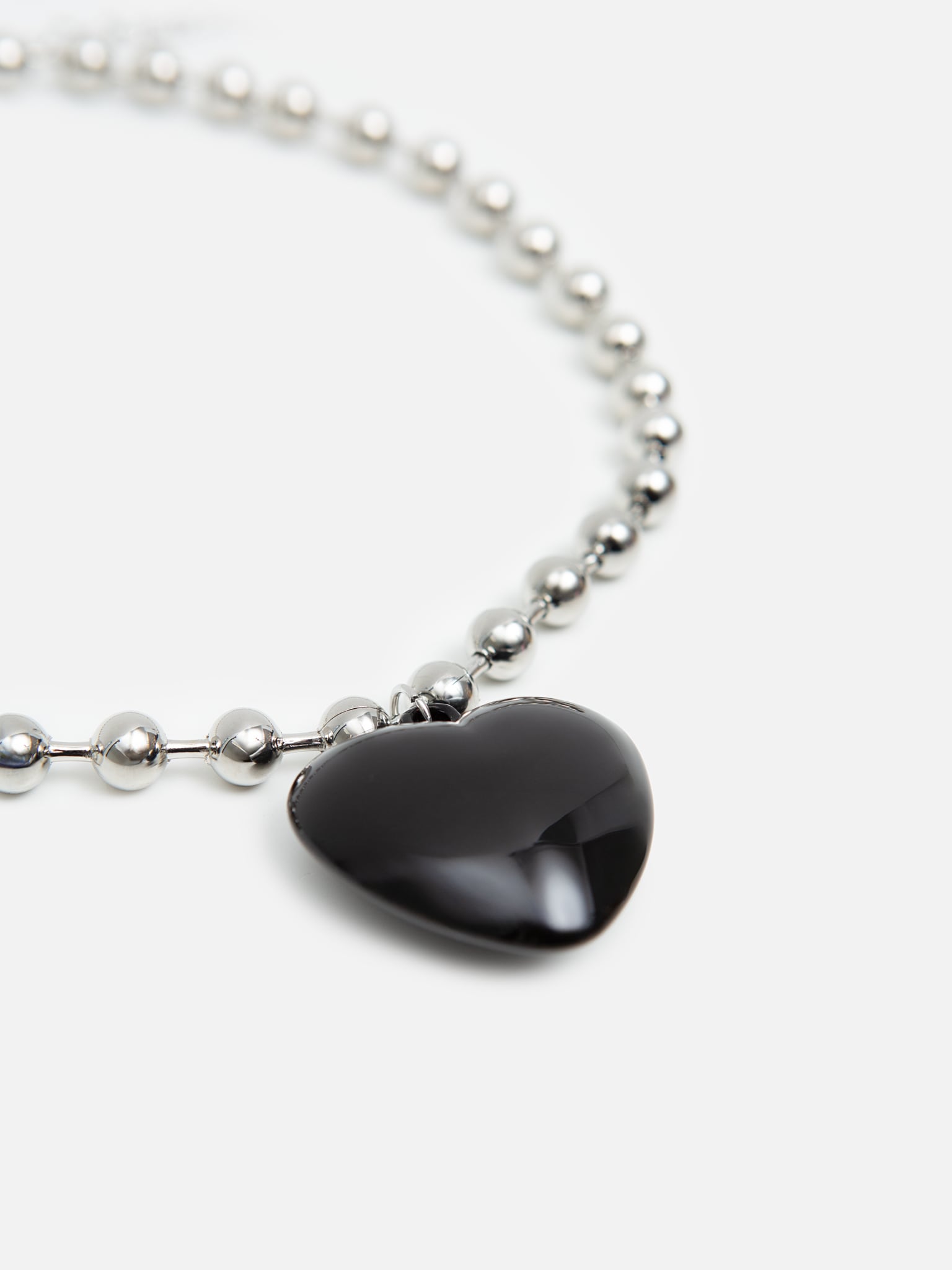 Серебристое колье с подвеской-сердцем