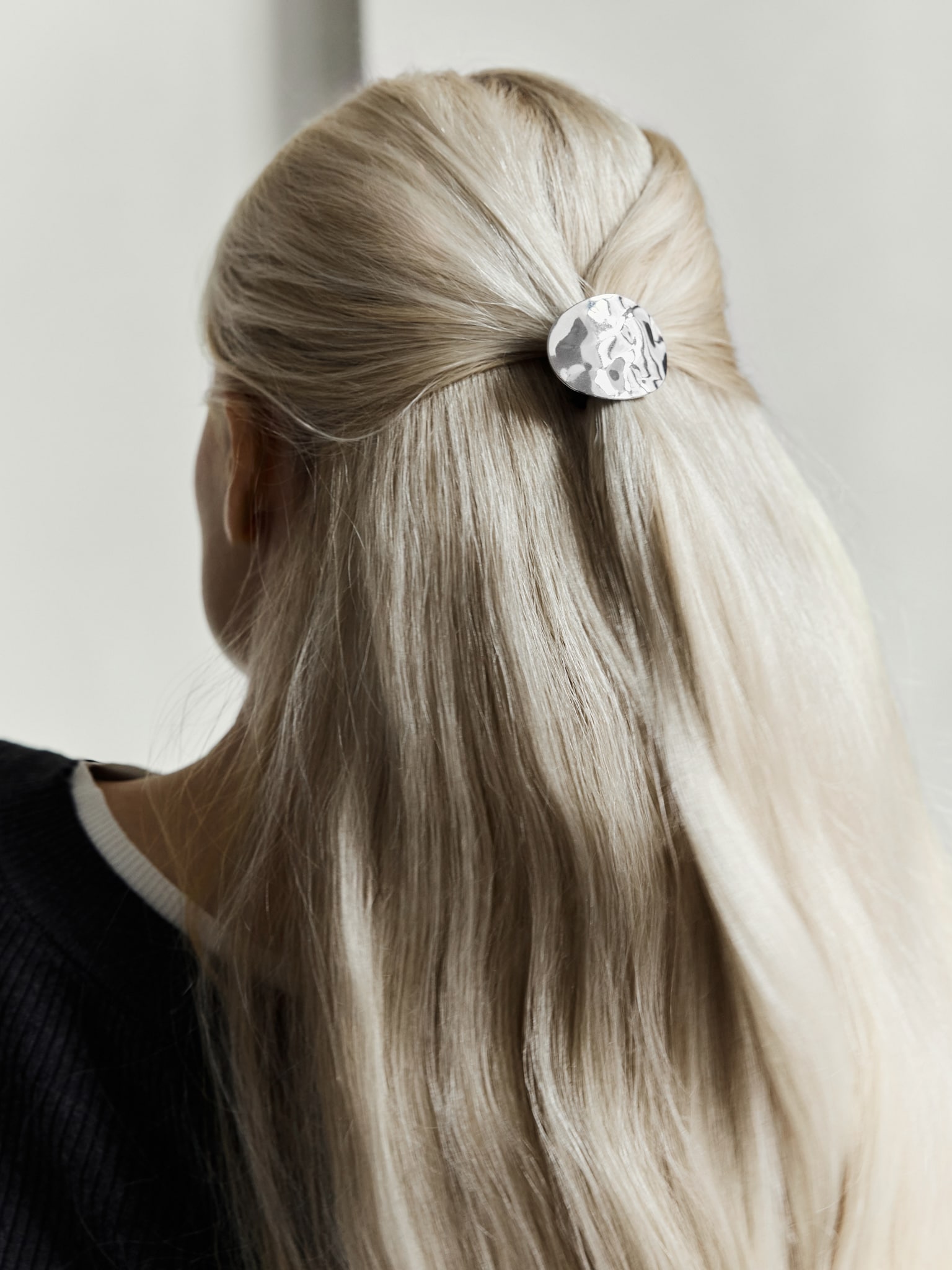 Резинка для волос с металлическим декором :: LICHI - Online fashion store